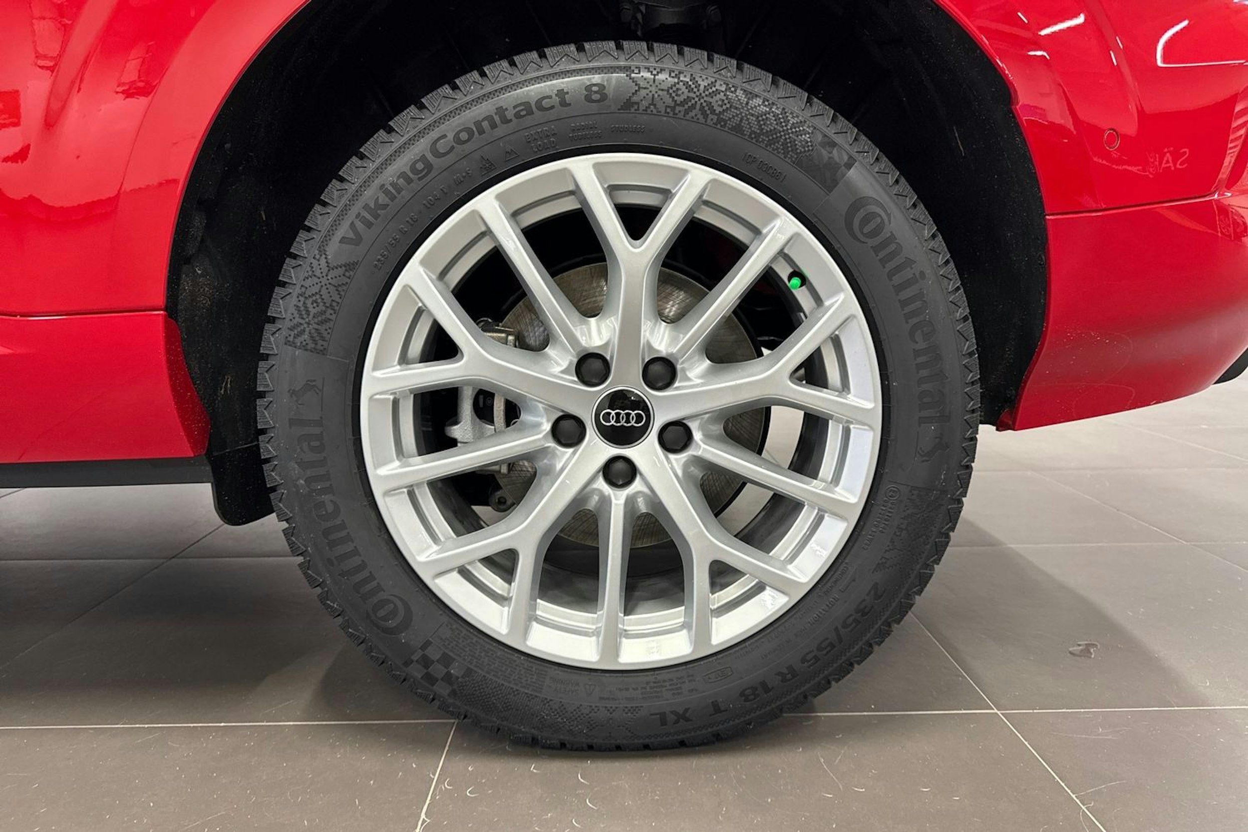 met. punainen Audi Q3 2025 kuva 10.