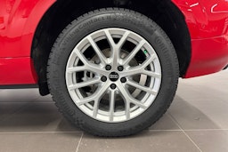 met. punainen Audi Q3 2025 kuva 10.