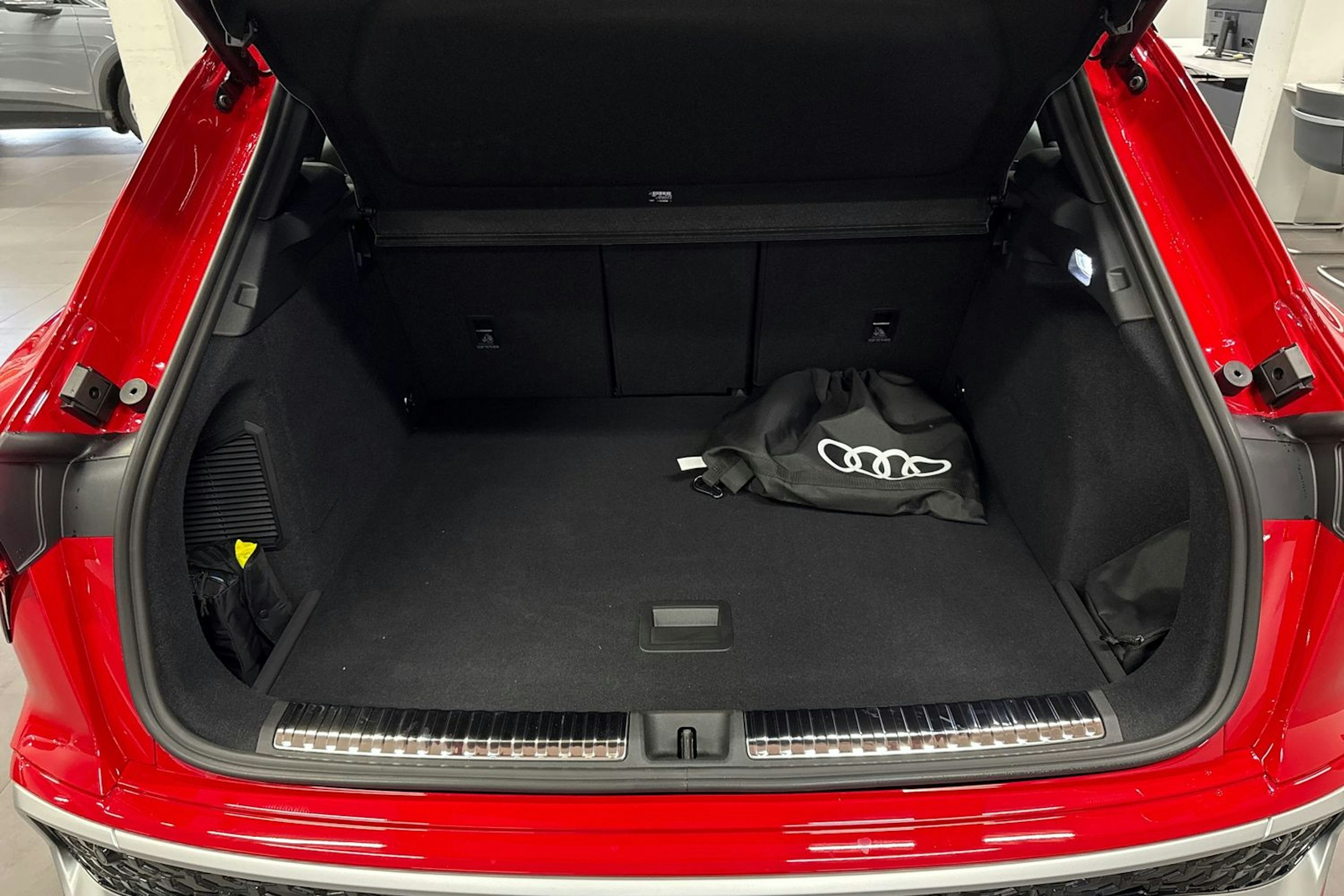 met. punainen Audi Q3 2025 kuva 11.