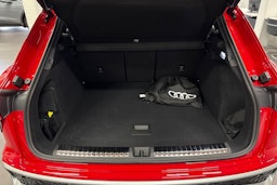 met. punainen Audi Q3 2025 kuva 11.