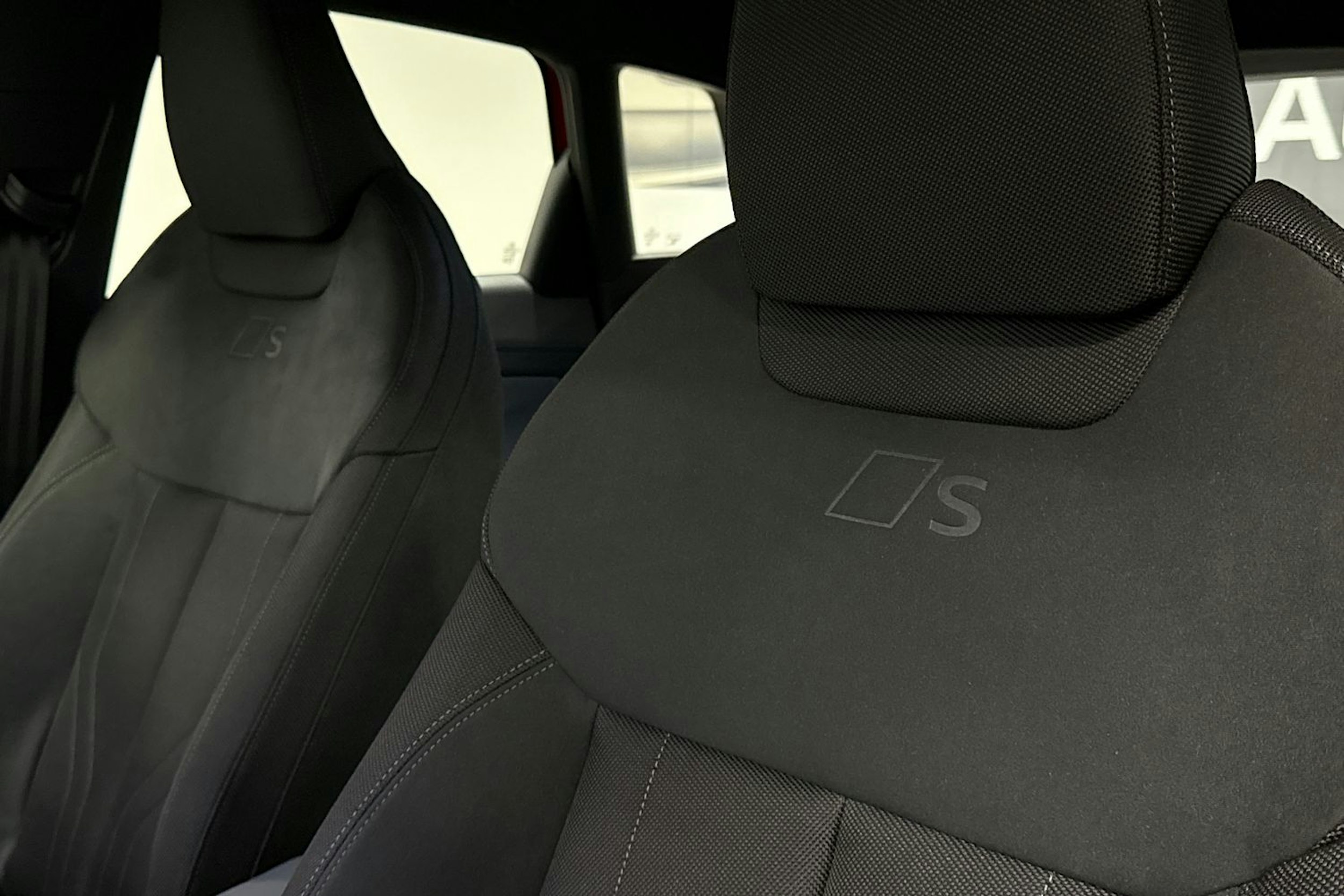 met. punainen Audi Q3 2025 kuva 12.