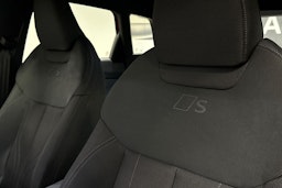 met. punainen Audi Q3 2025 kuva 12.