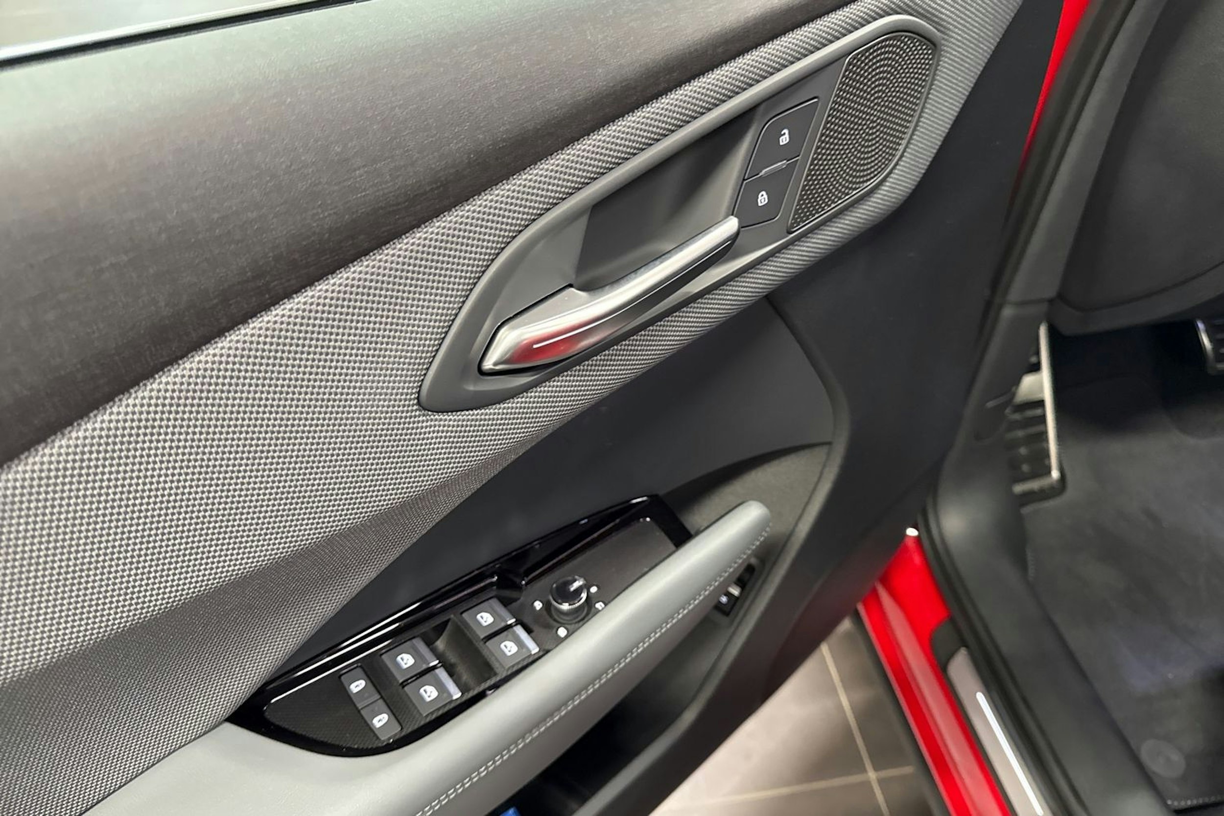 met. punainen Audi Q3 2025 kuva 13.