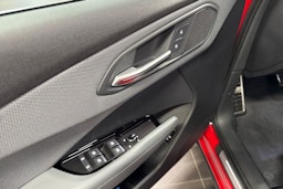 met. punainen Audi Q3 2025 kuva 13.