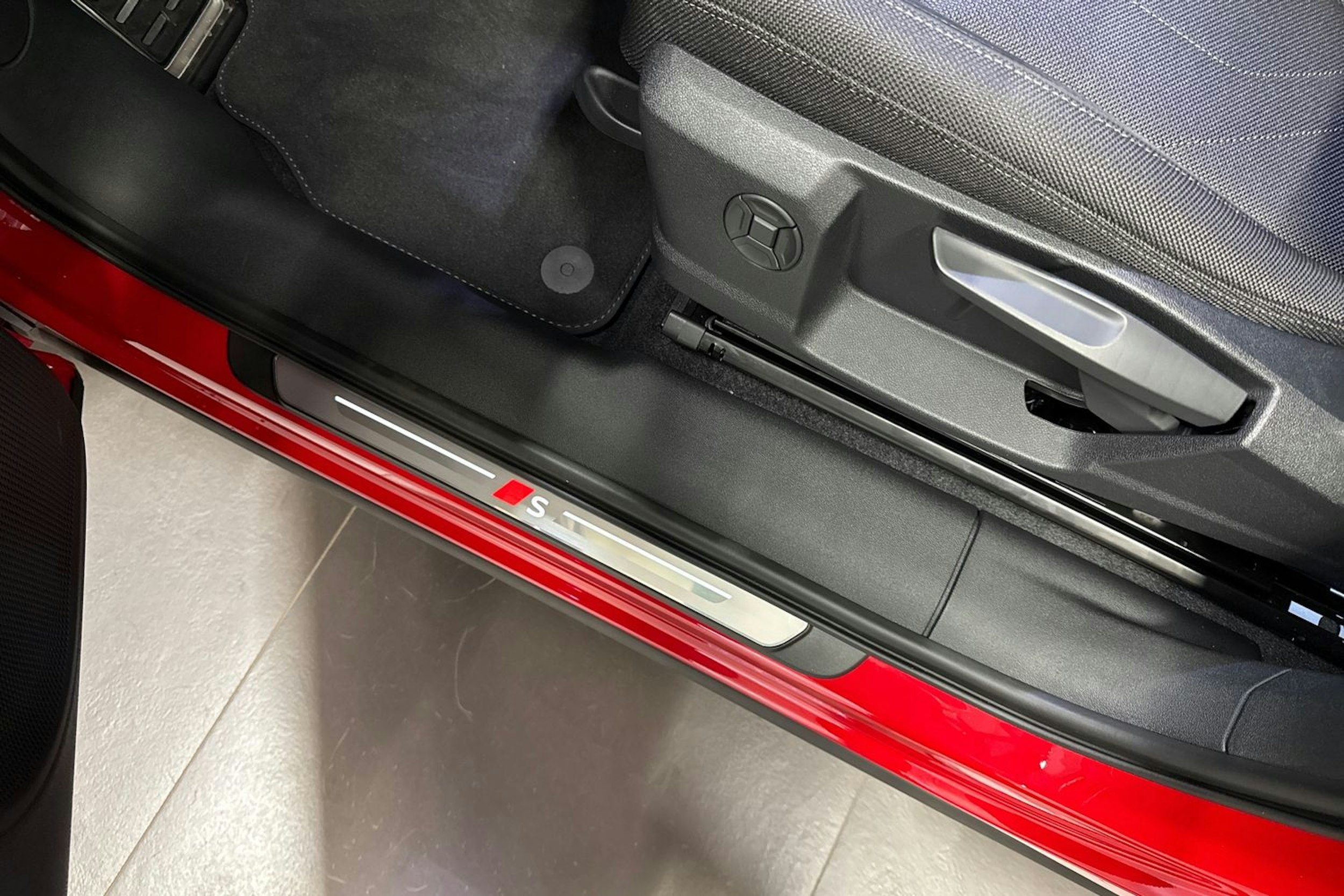 met. punainen Audi Q3 2025 kuva 14.