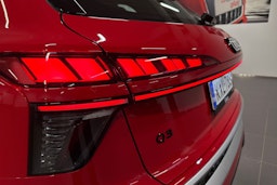 met. punainen Audi Q3 2025 kuva 15.