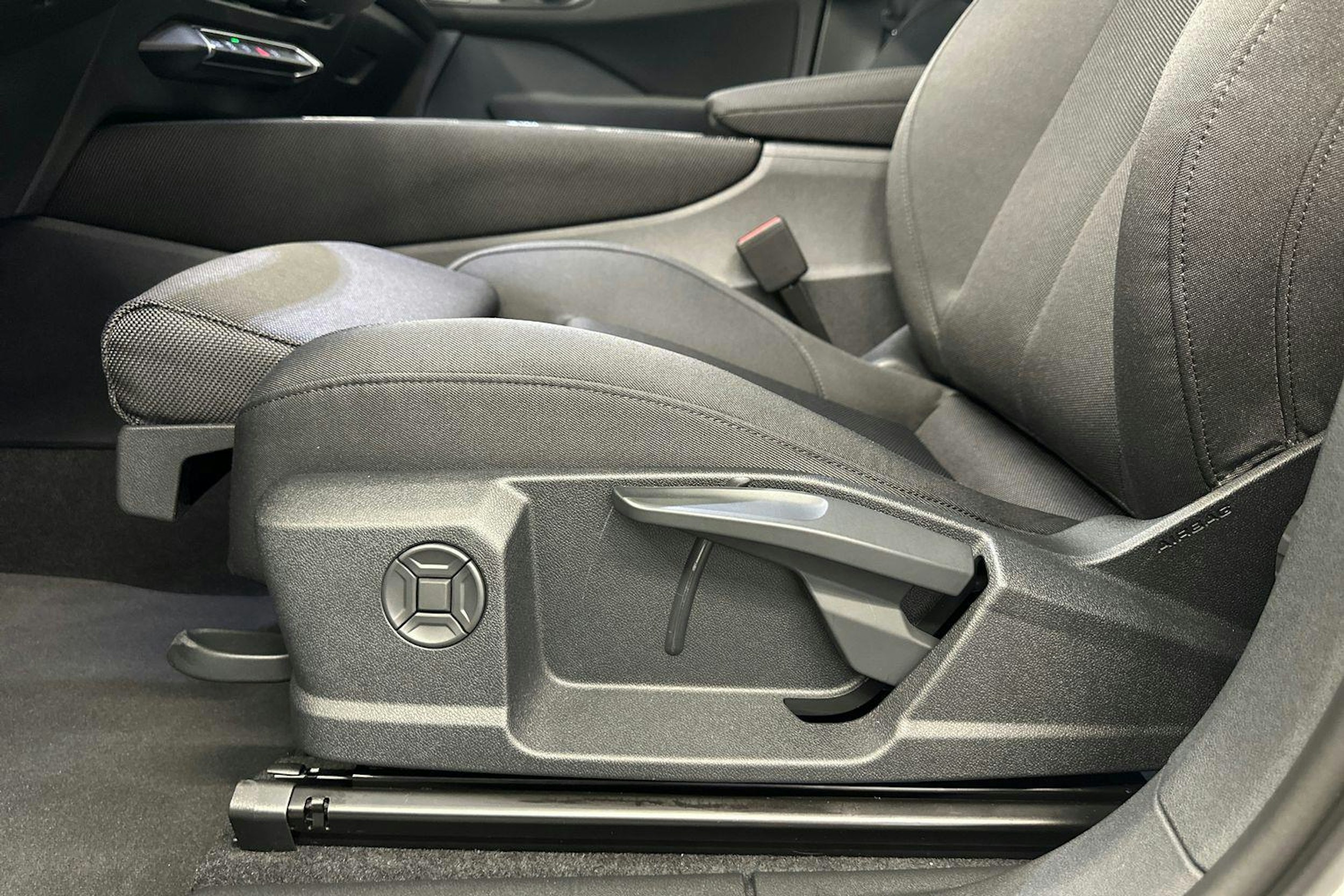 valkoinen Audi Q3 2025 kuva 9.