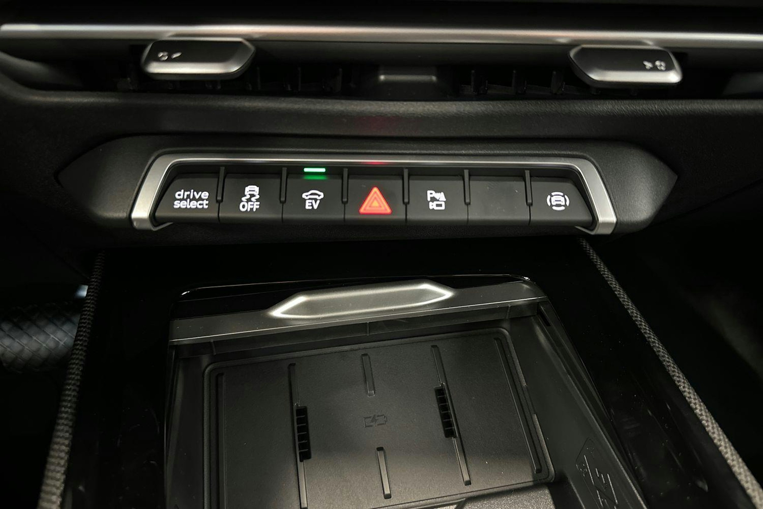 valkoinen Audi Q3 2025 kuva 19.