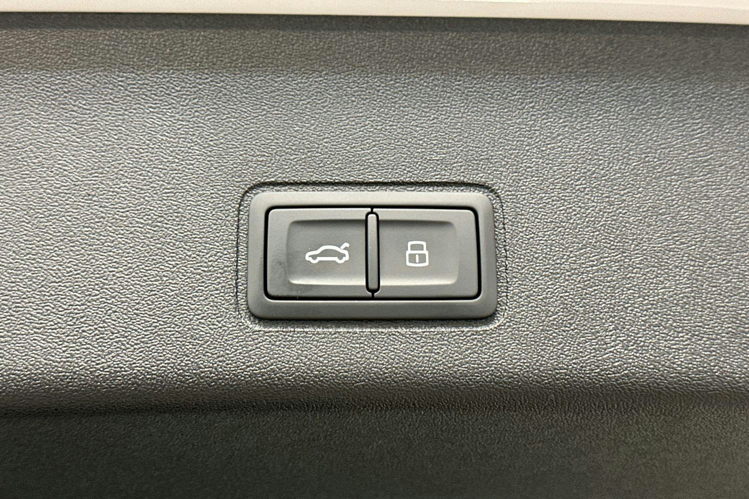 valkoinen Audi Q3 2025 kuva 21.