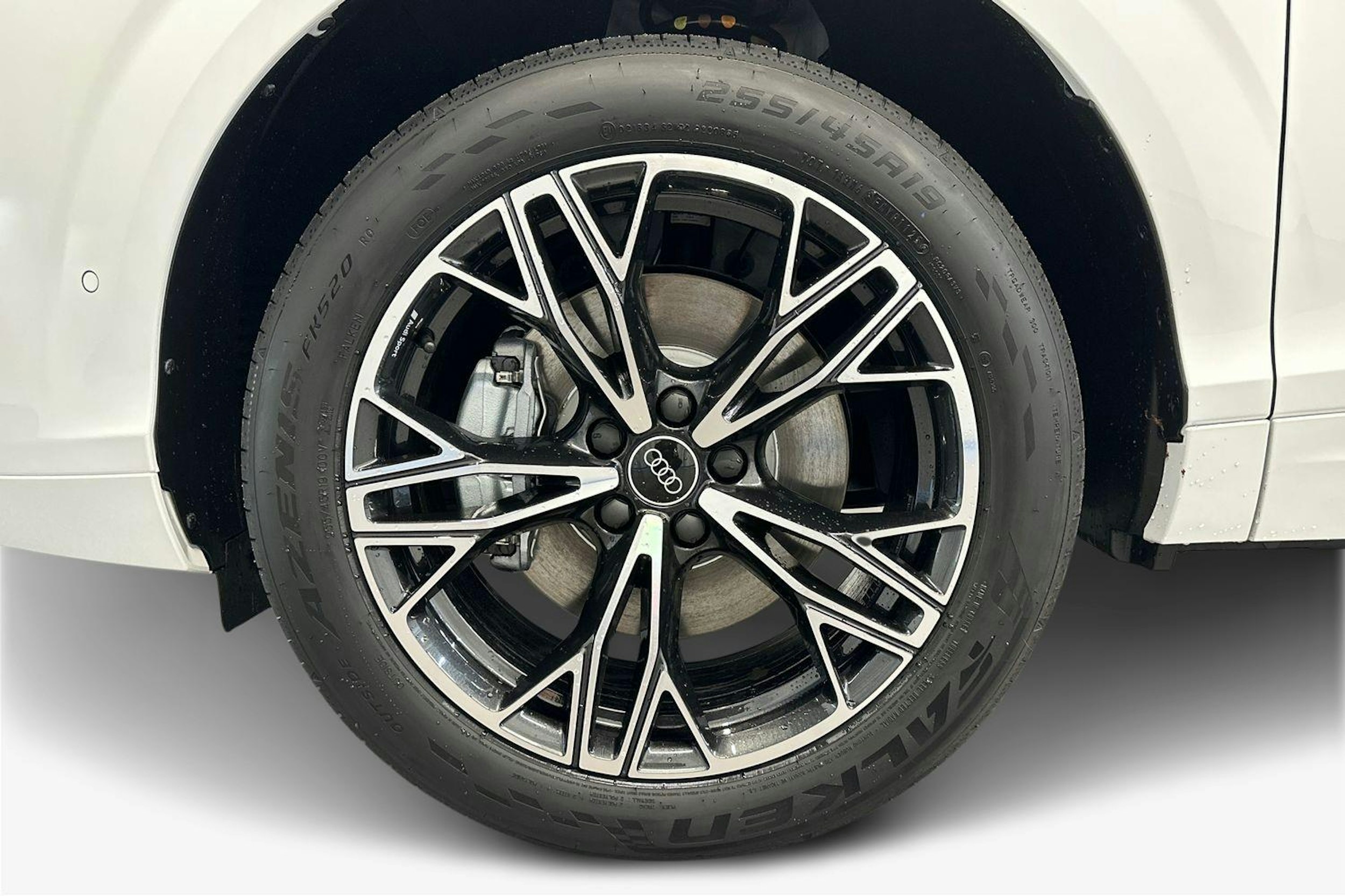 valkoinen Audi Q3 2025 kuva 23.