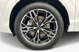 valkoinen Audi Q3 2025 kuva 23.