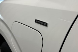 valkoinen Audi Q3 2025 kuva 28.