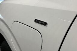 valkoinen Audi Q3 2025 kuva 32.