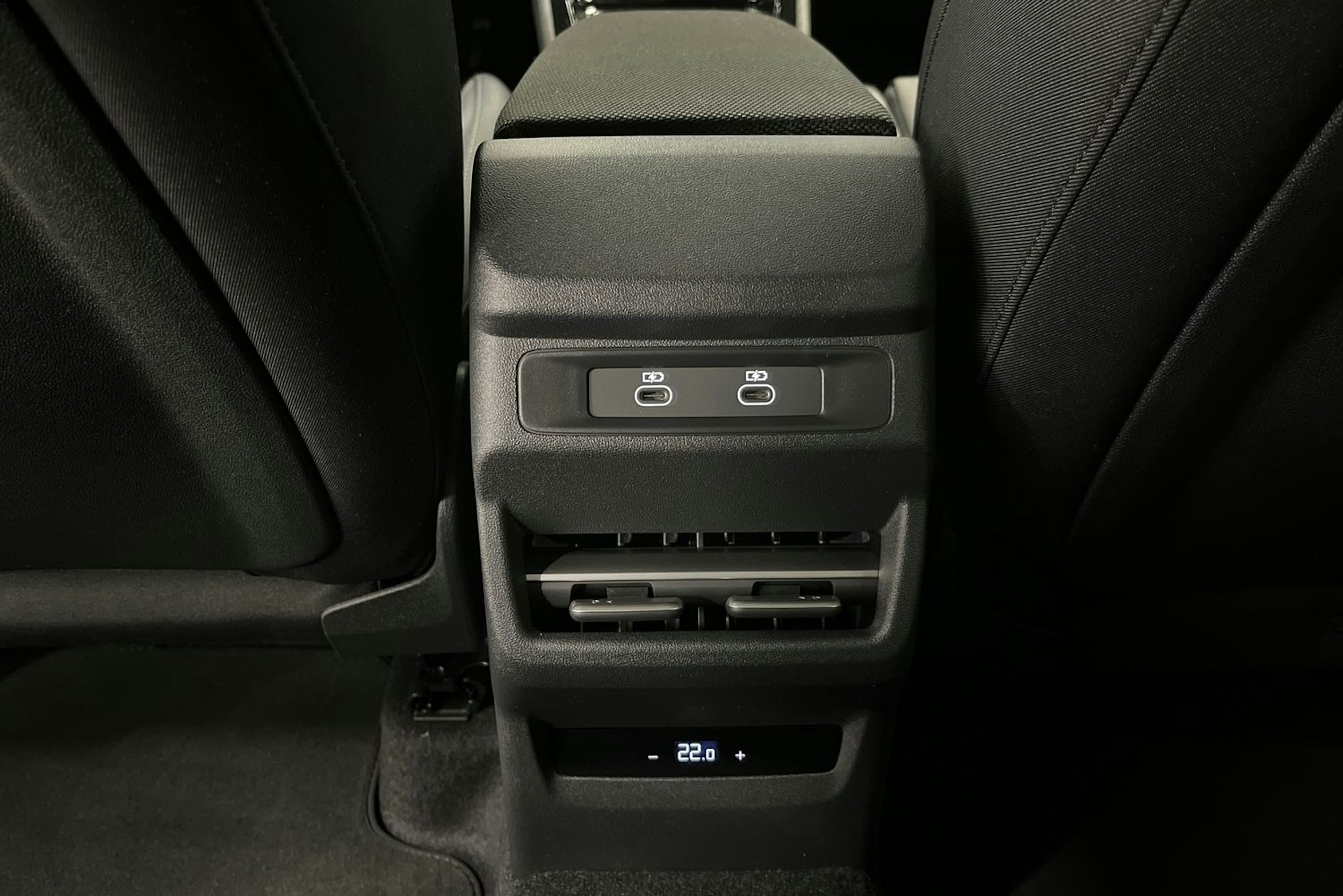 valkoinen Audi Q3 2025 kuva 12.