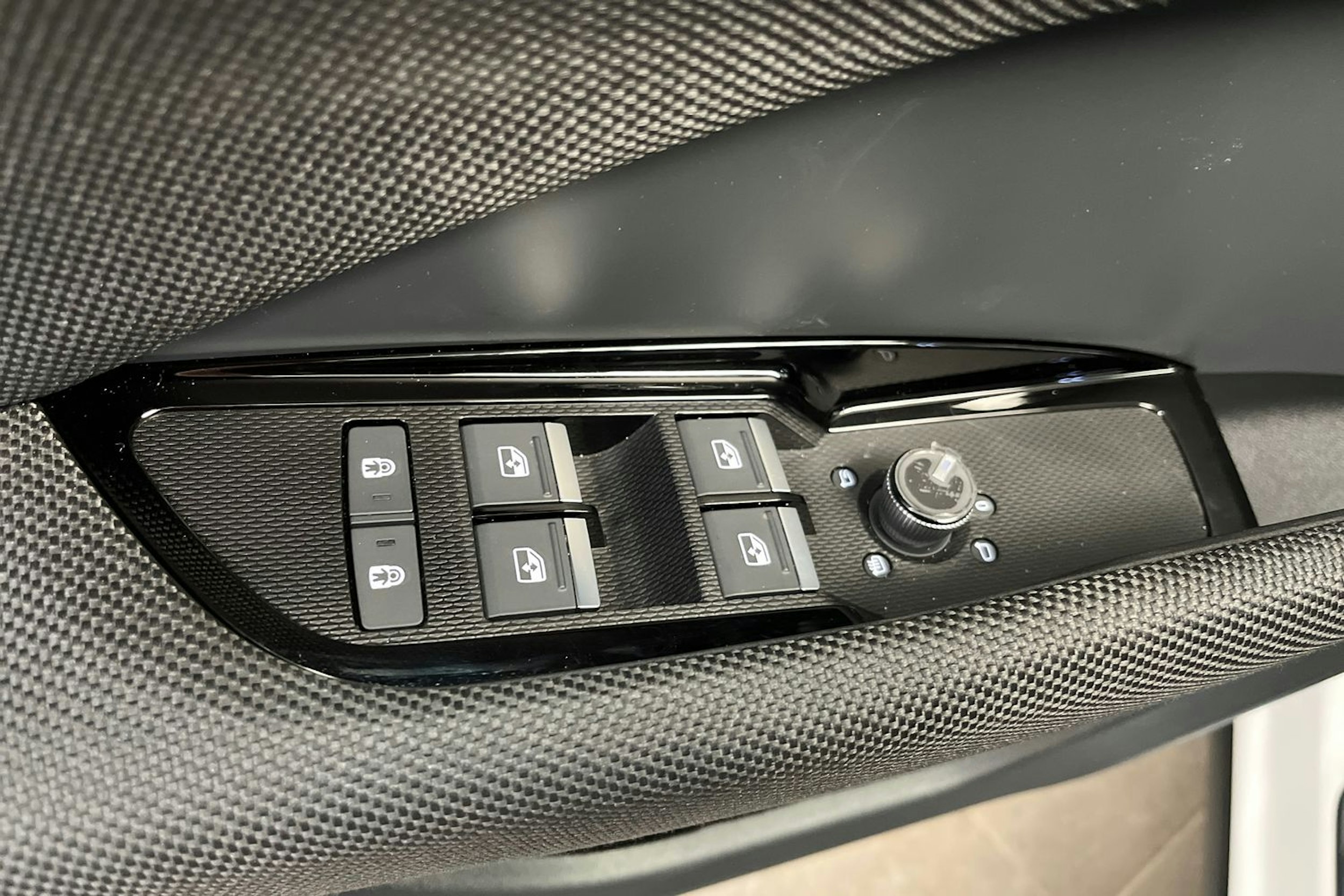 valkoinen Audi Q3 2025 kuva 13.