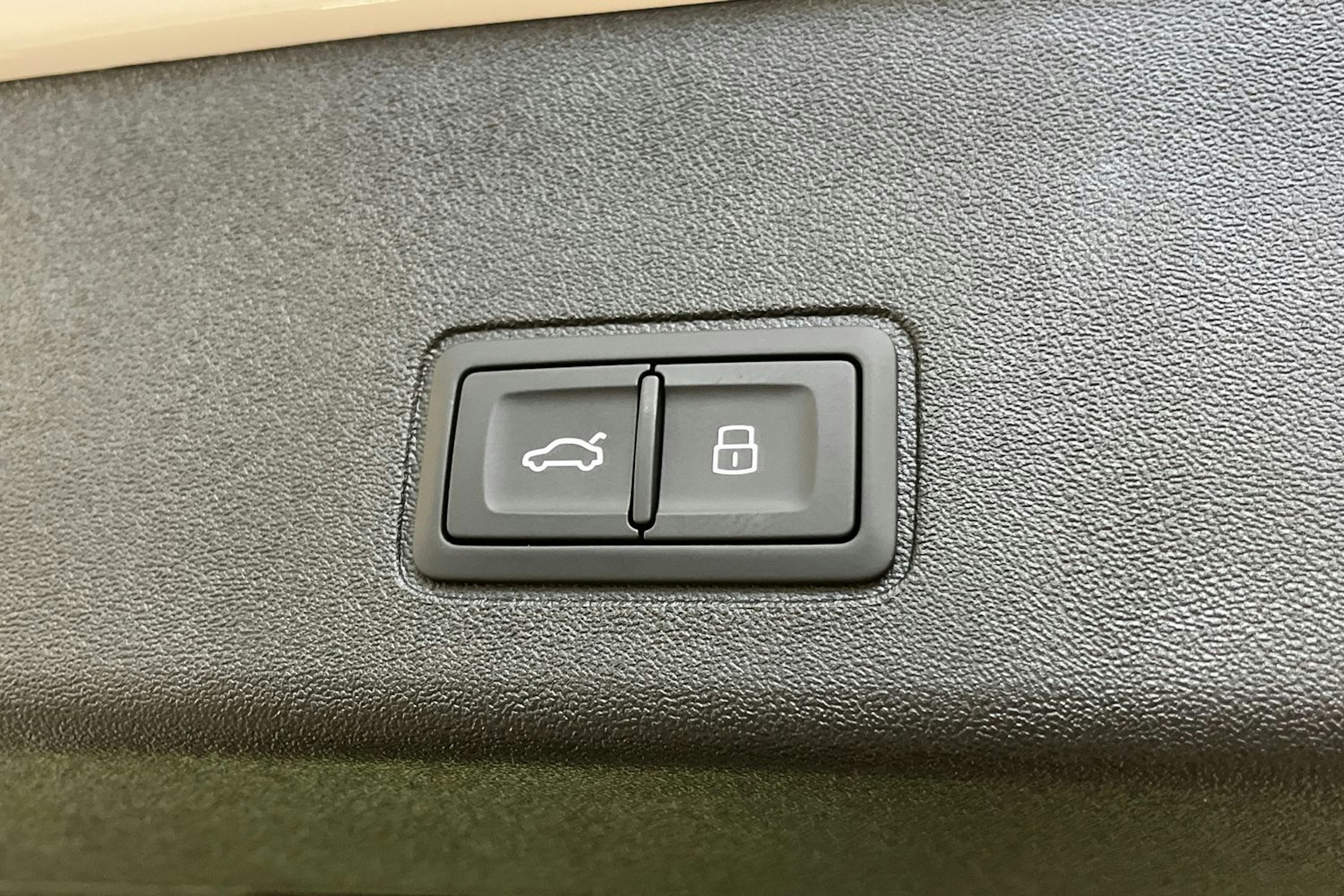 valkoinen Audi Q3 2025 kuva 16.