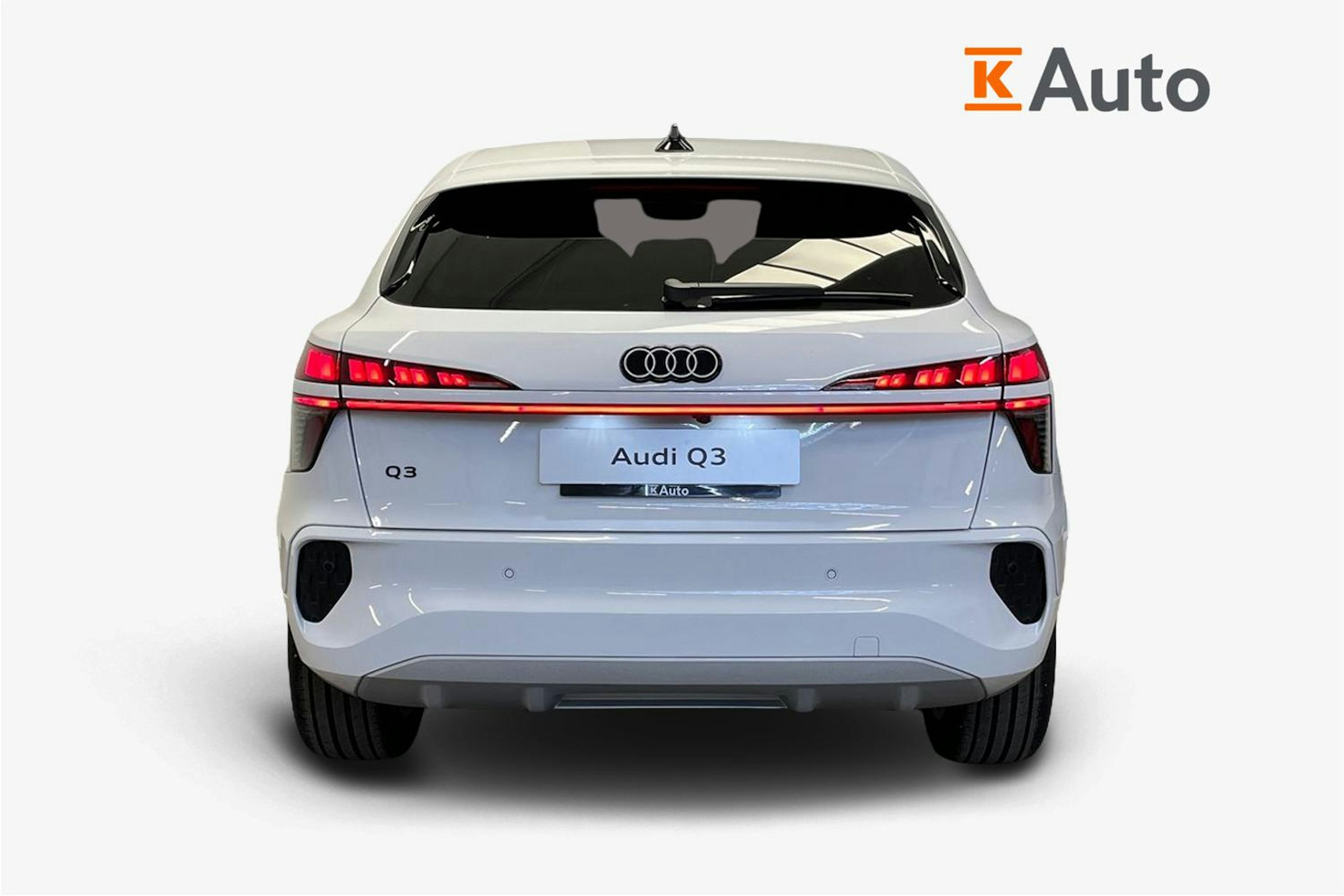 valkoinen Audi Q3 2025 kuva 18.