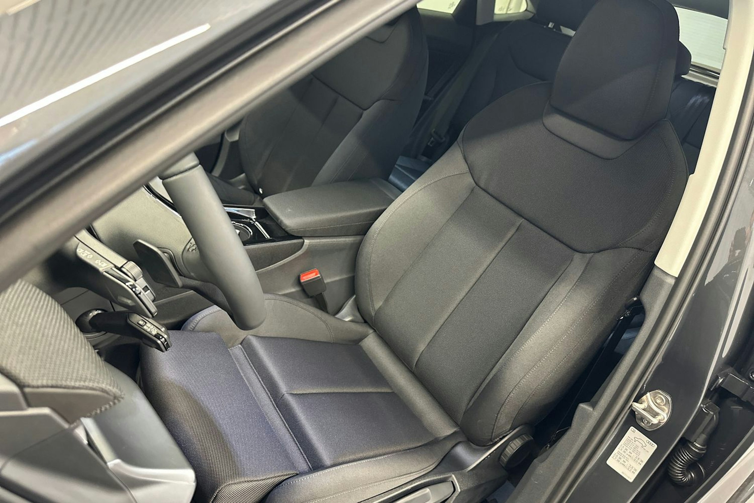 tamborra harmaa Audi Q3 2026 kuva 8.