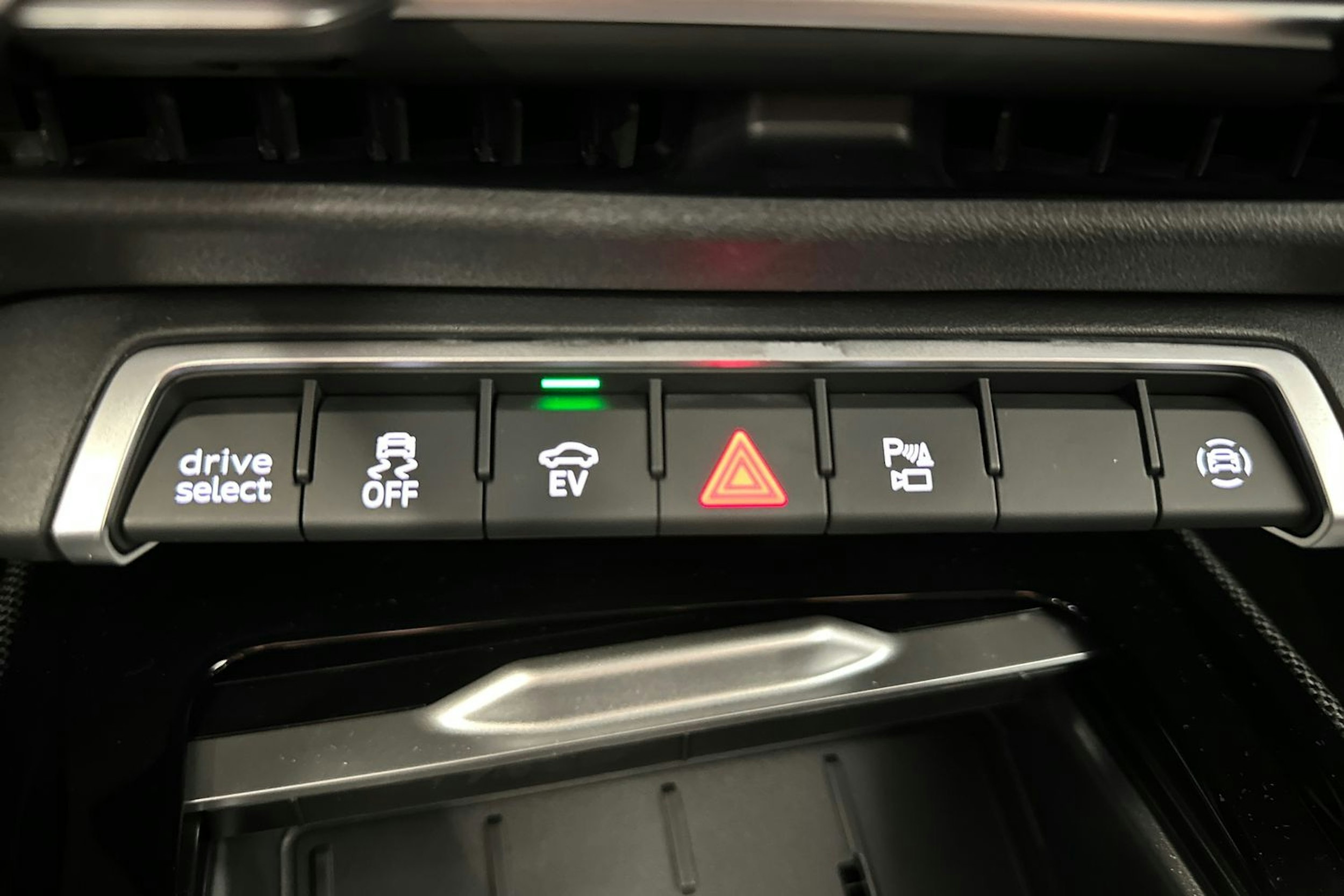 tamborra harmaa Audi Q3 2026 kuva 15.