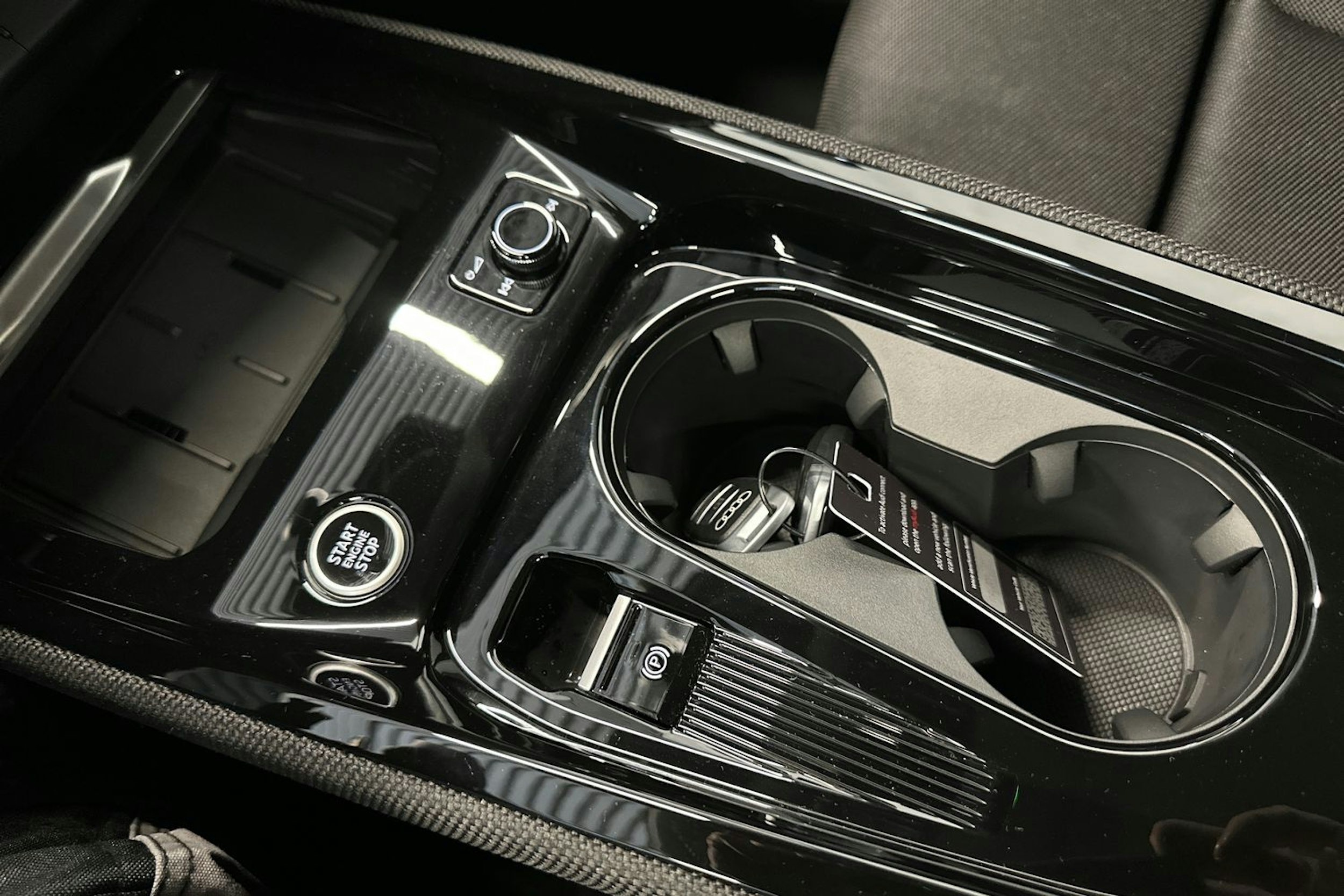 tamborra harmaa Audi Q3 2026 kuva 16.