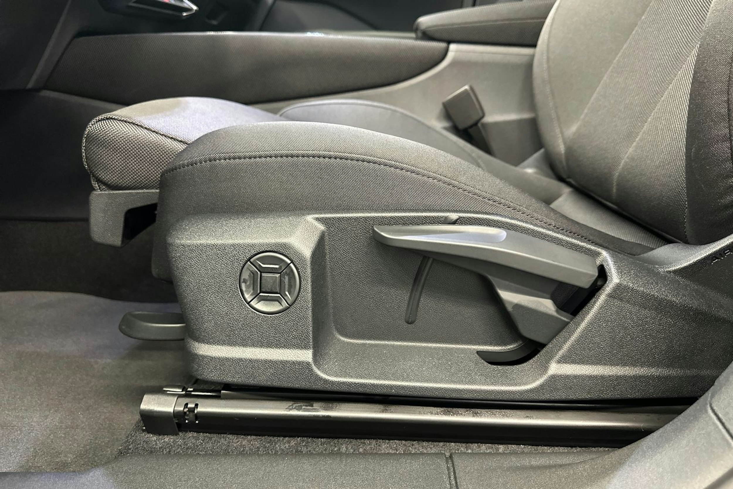 tamborra harmaa Audi Q3 2026 kuva 21.