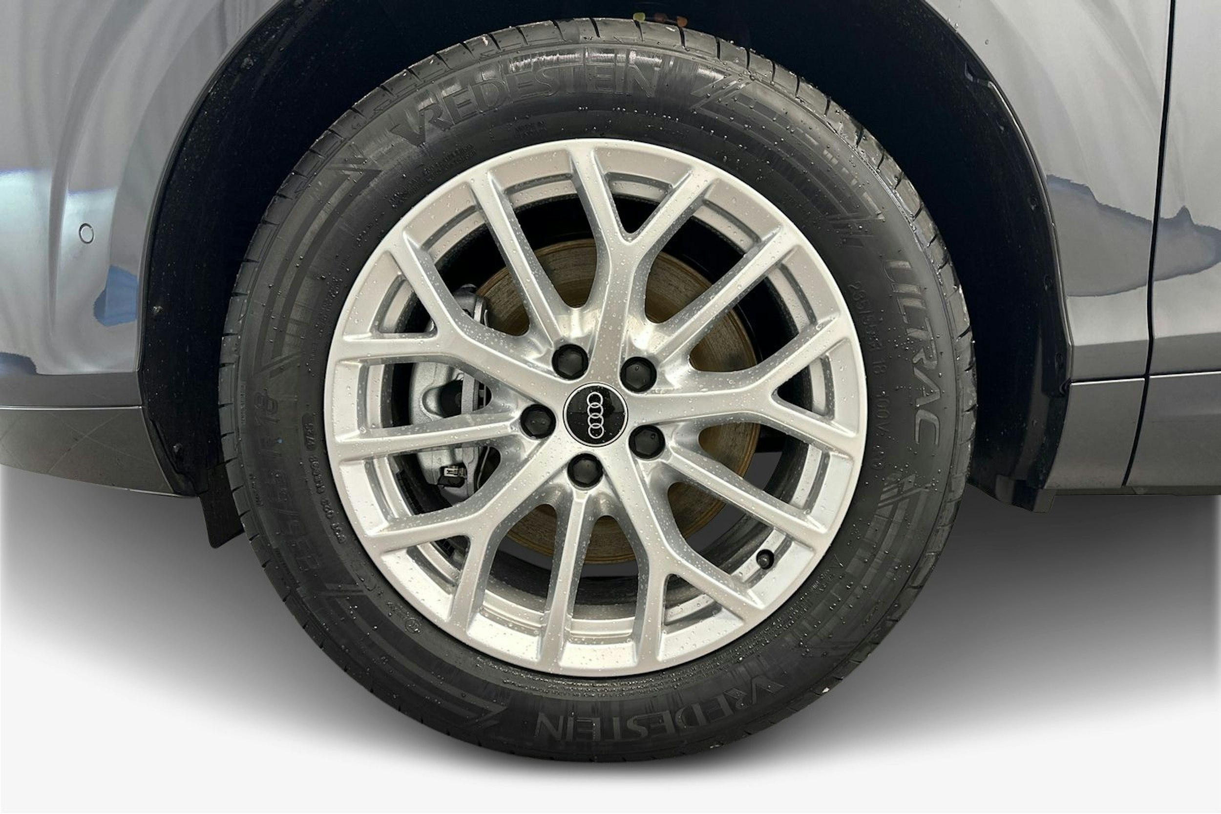 tamborra harmaa Audi Q3 2026 kuva 31.