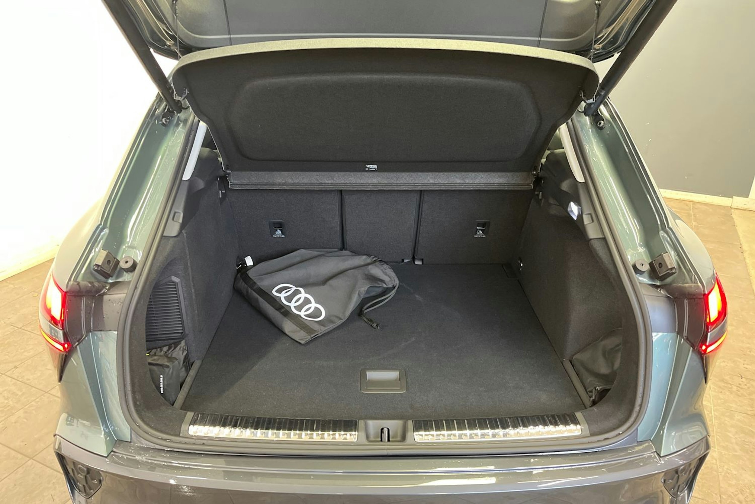 sage vihreä Audi Q3 2025 kuva 5.