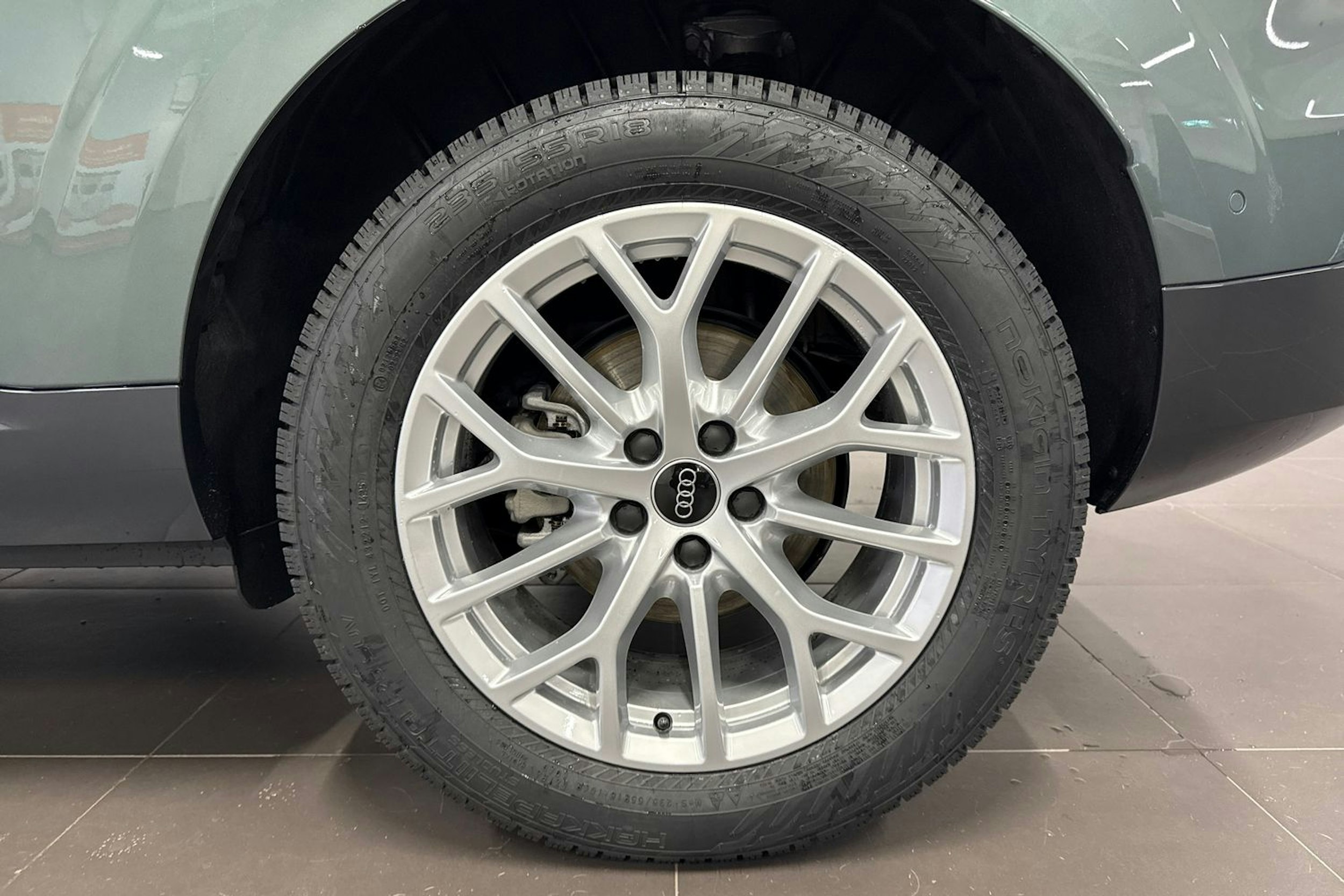 met. vihreä Audi Q3 2025 kuva 10.