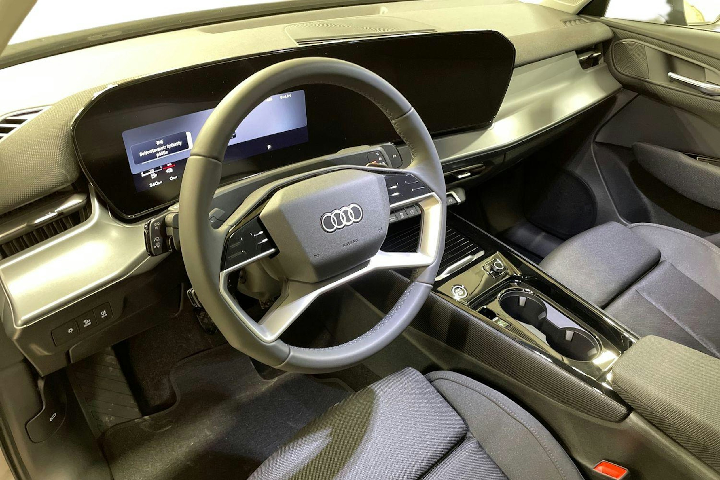 harmaa Audi Q3 2025 kuva 6.
