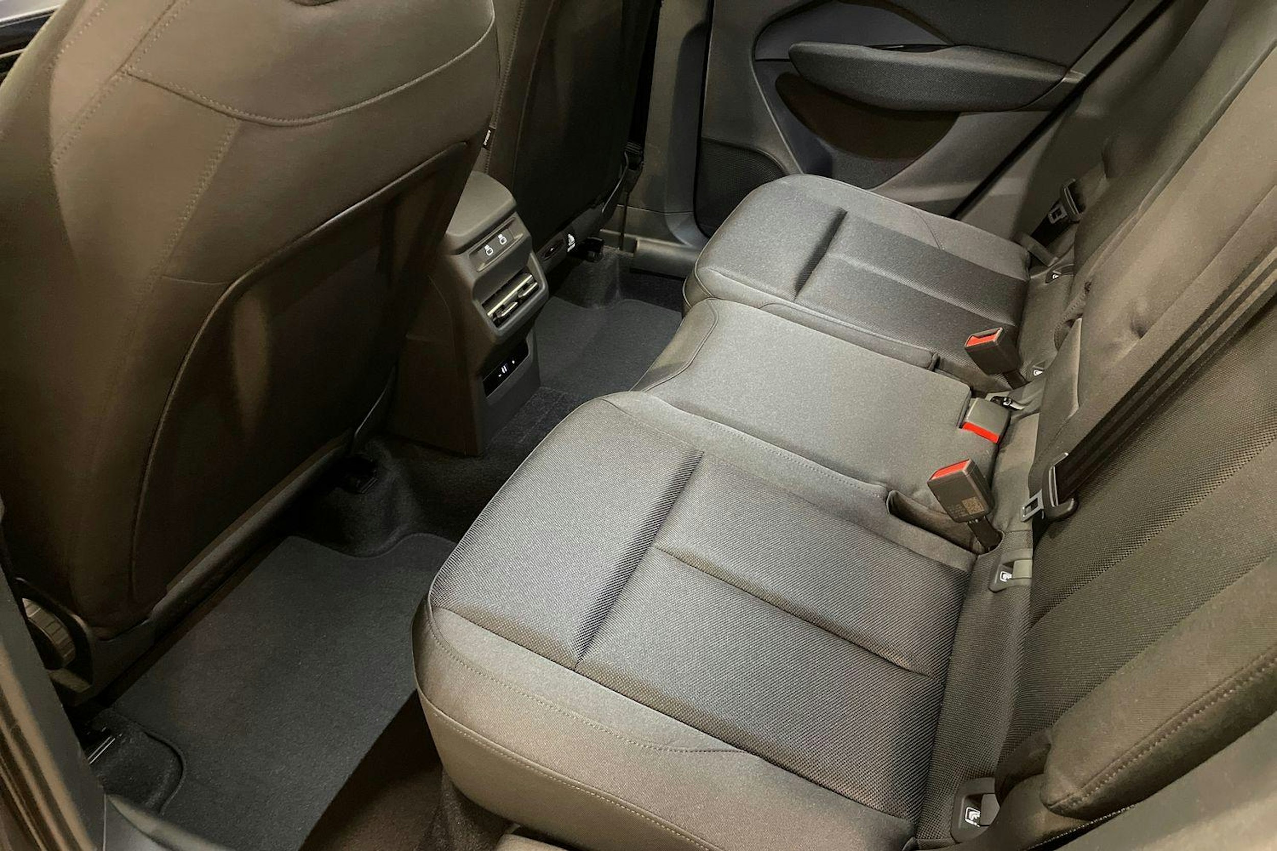 harmaa Audi Q3 2025 kuva 8.