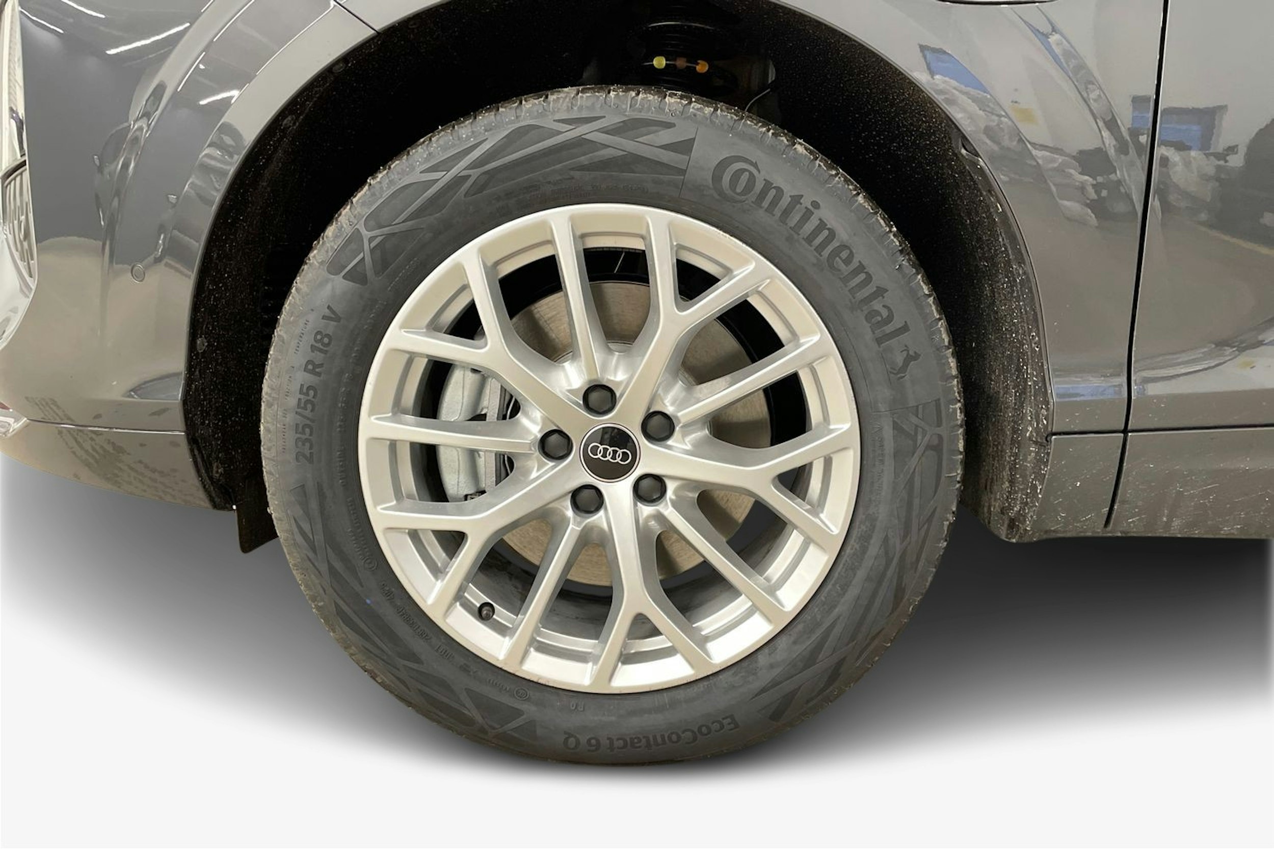 harmaa Audi Q3 2025 kuva 9.