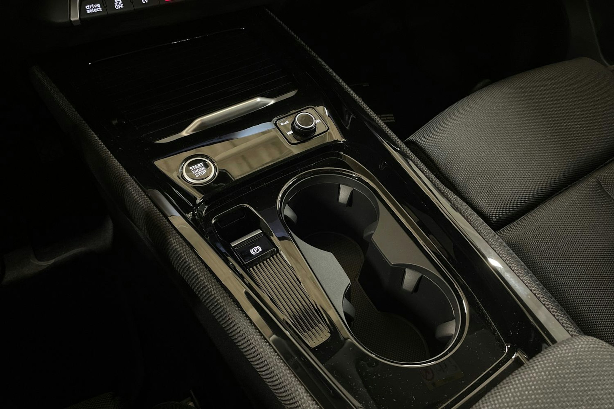 harmaa Audi Q3 2025 kuva 15.