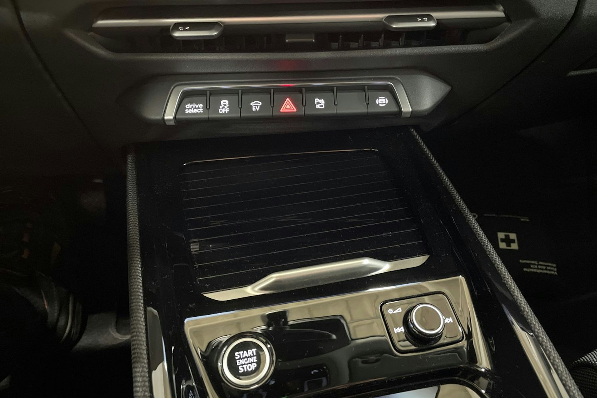 harmaa Audi Q3 2025 kuva 16.