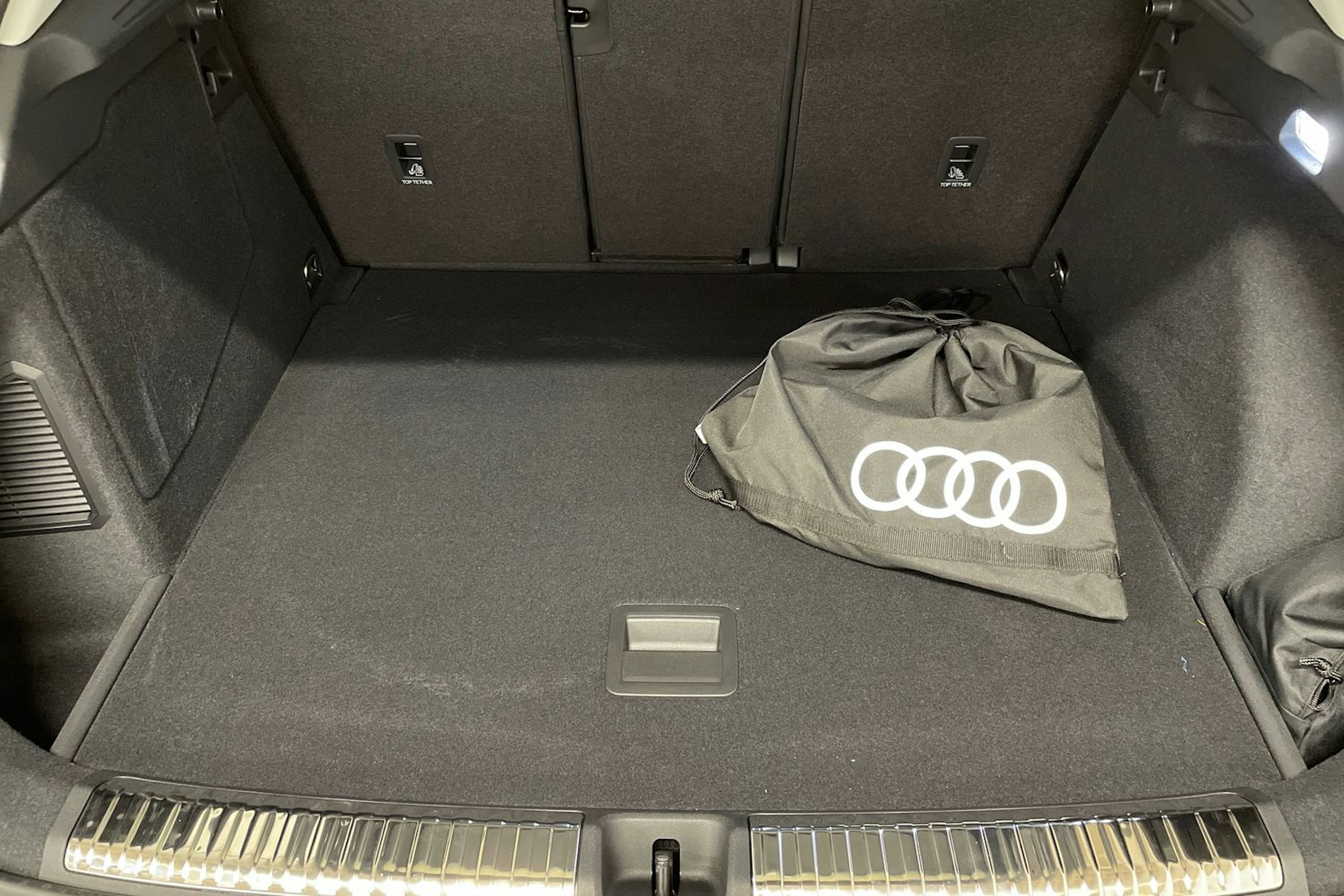 harmaa Audi Q3 2025 kuva 17.