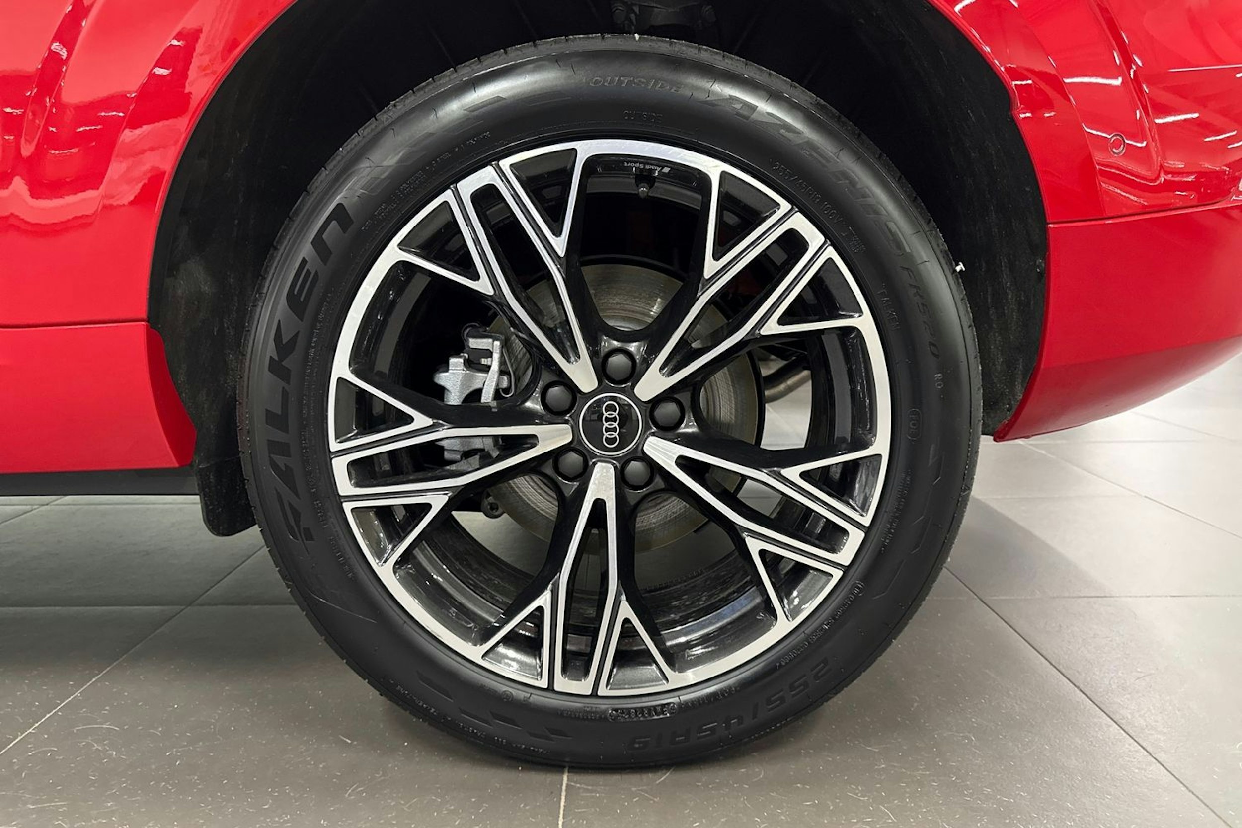 met. punainen Audi Q3 2025 kuva 10.