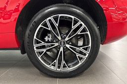 met. punainen Audi Q3 2025 kuva 10.