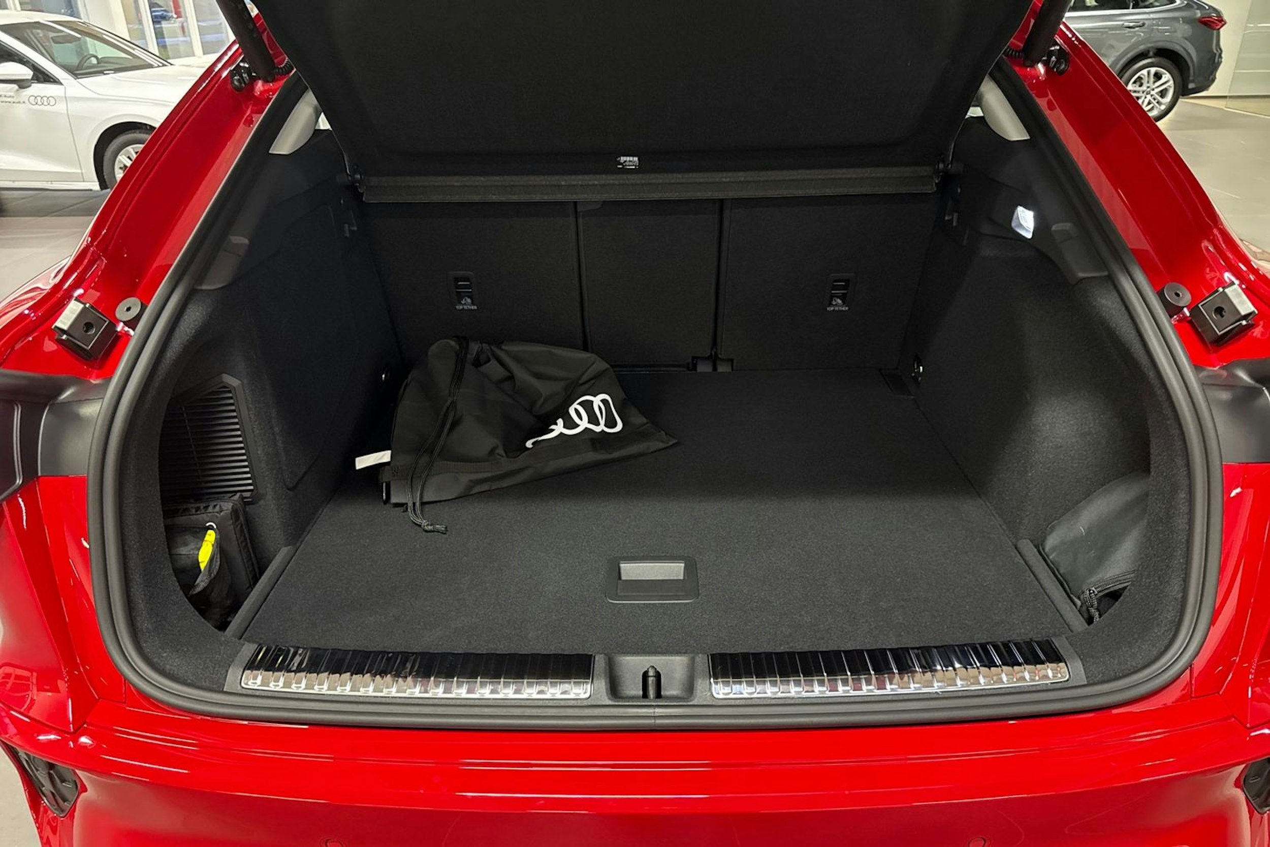 met. punainen Audi Q3 2025 kuva 11.