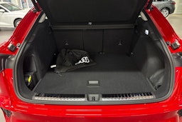 met. punainen Audi Q3 2025 kuva 11.