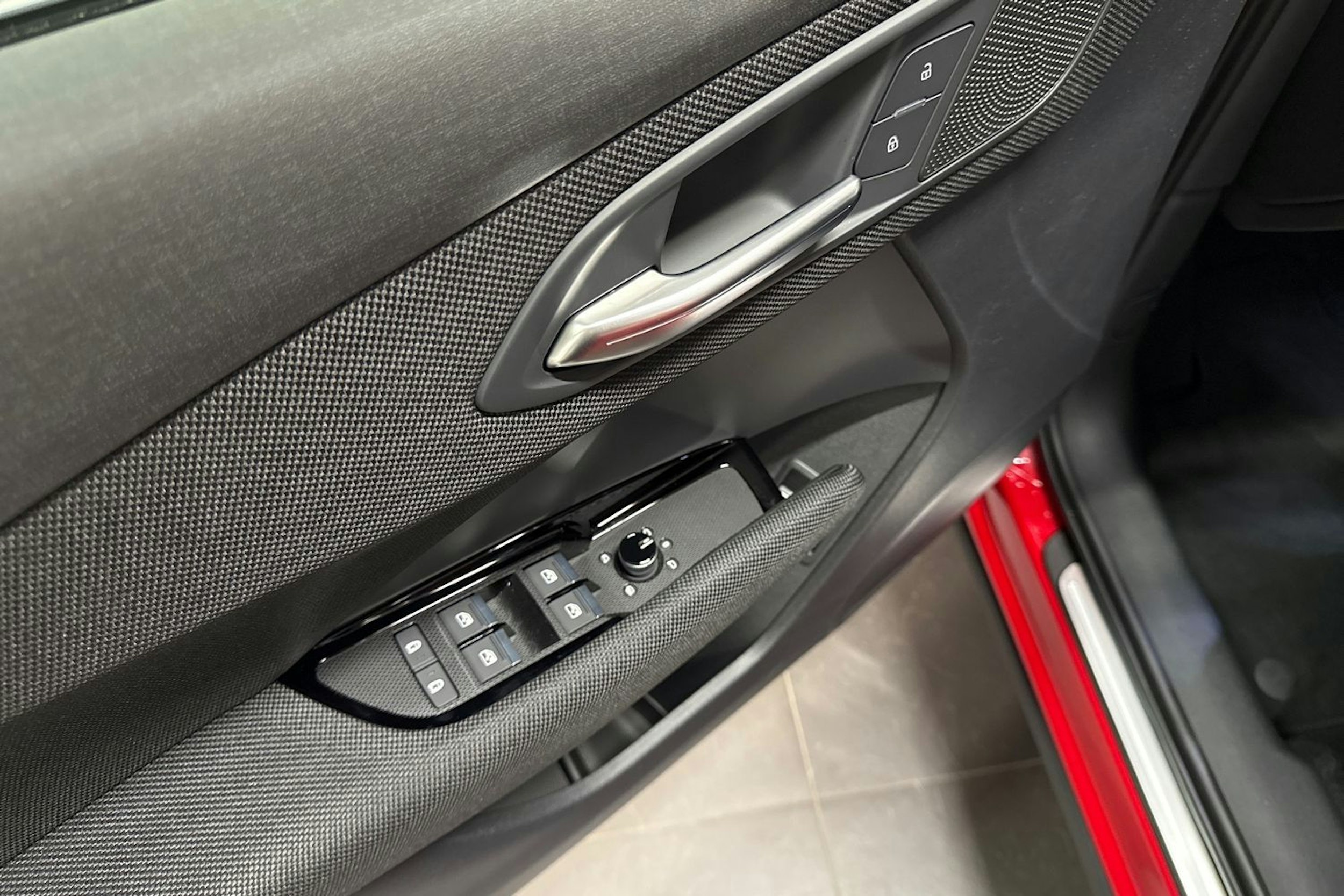 met. punainen Audi Q3 2025 kuva 14.