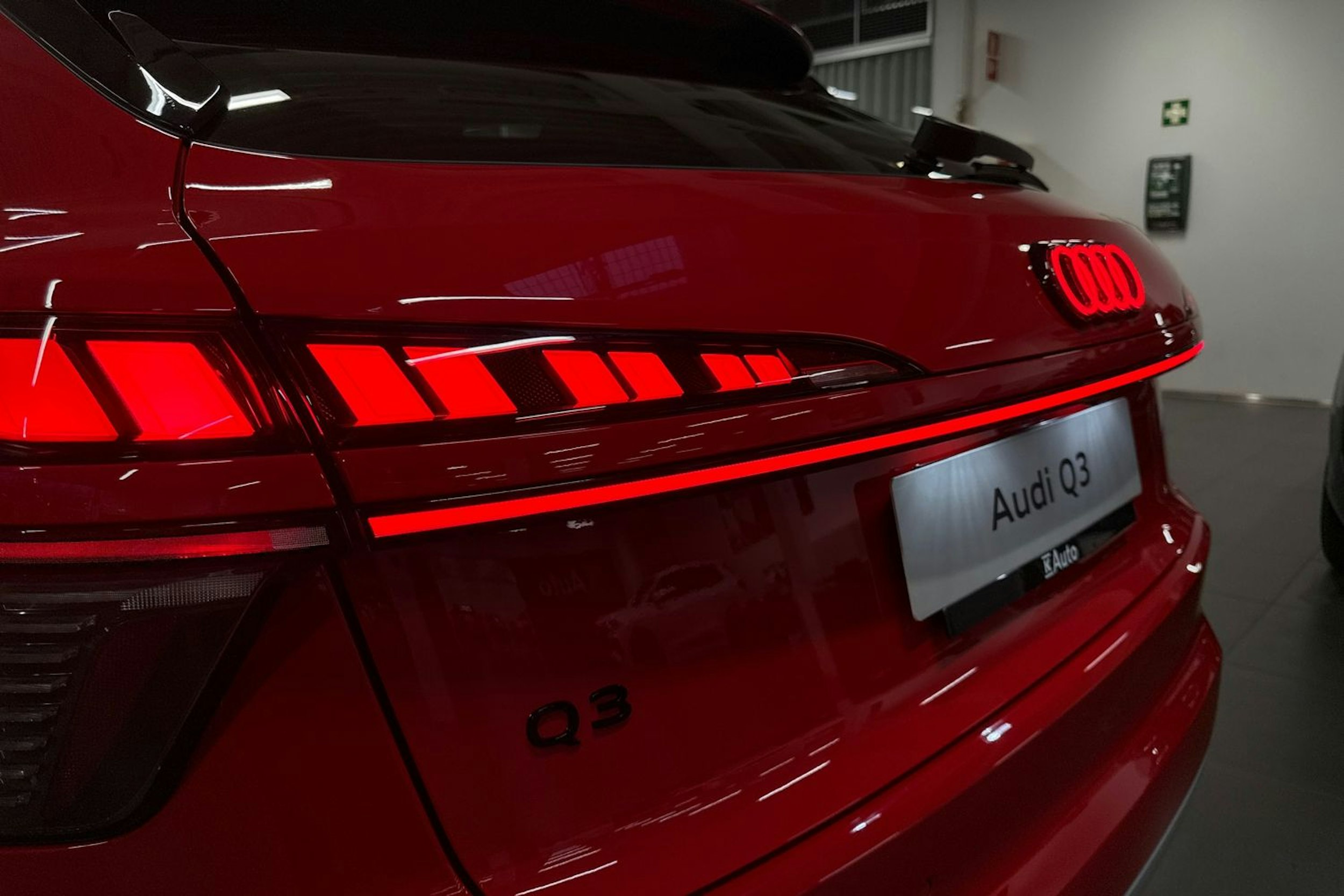 met. punainen Audi Q3 2025 kuva 15.