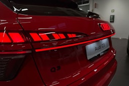 met. punainen Audi Q3 2025 kuva 15.