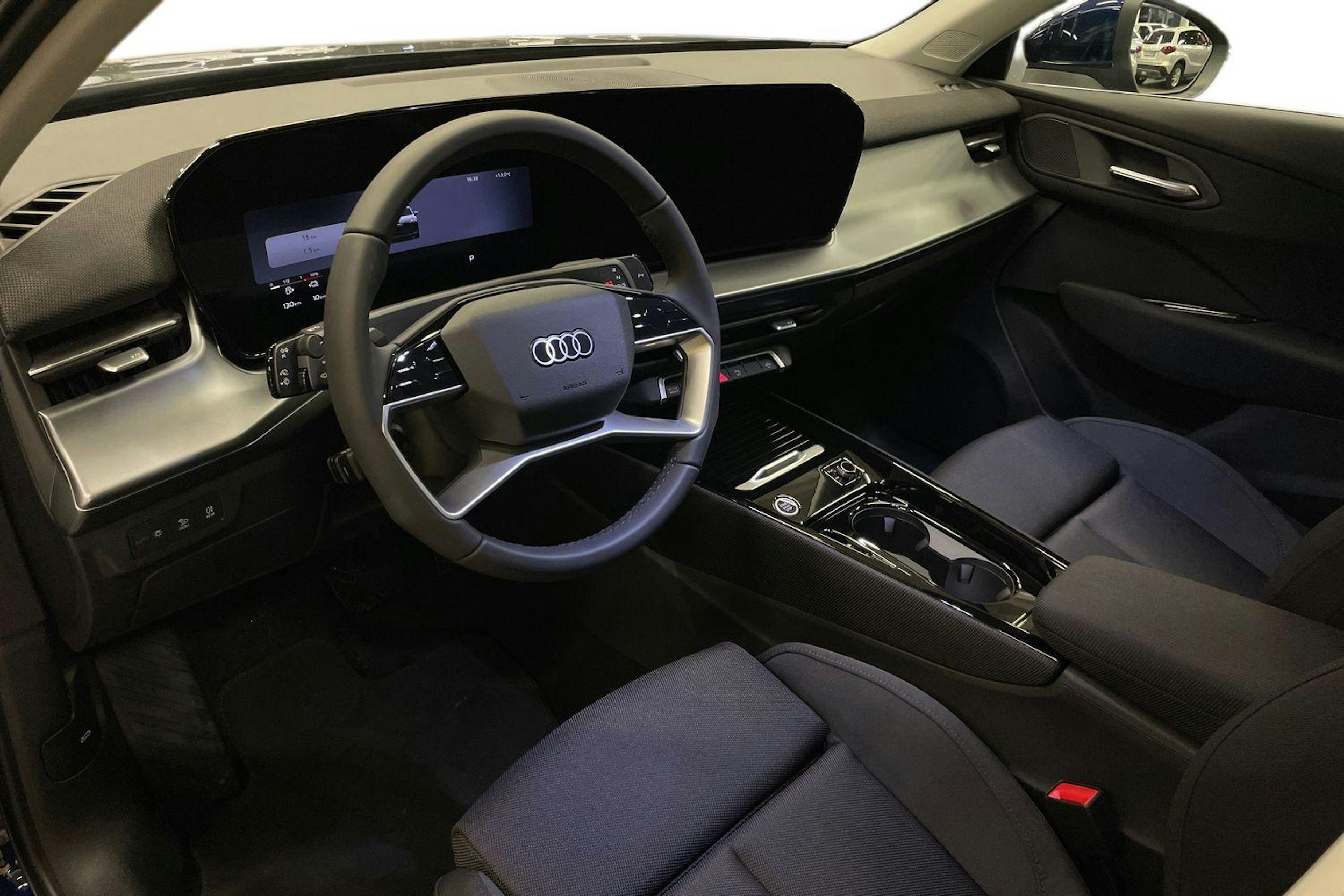 sininen Audi Q3 2025 kuva 6.