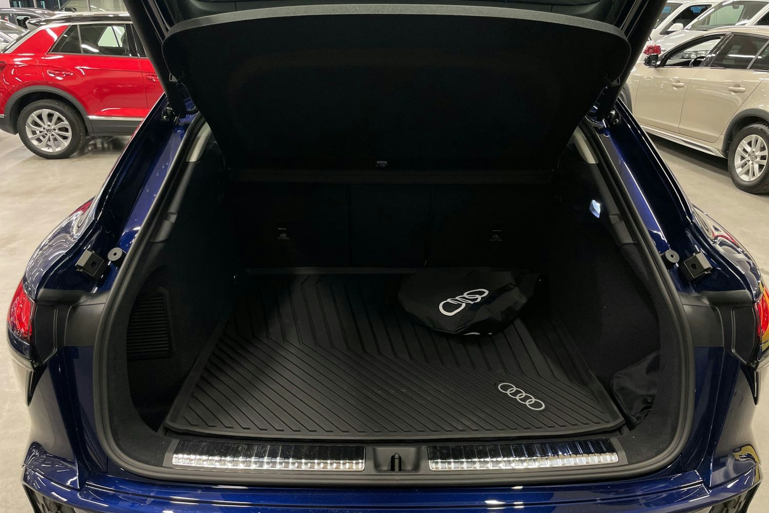 sininen Audi Q3 2025 kuva 21.