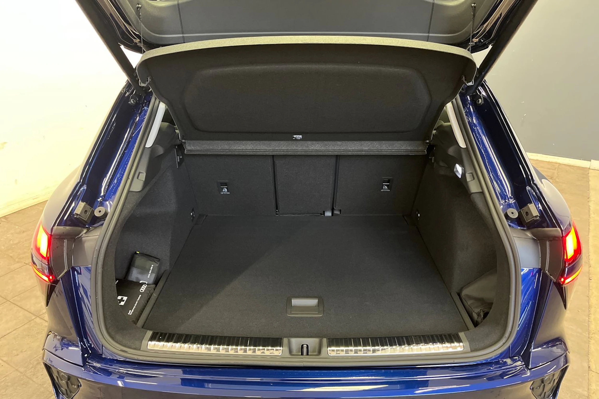 navarra sininen Audi Q3 2026 kuva 11.