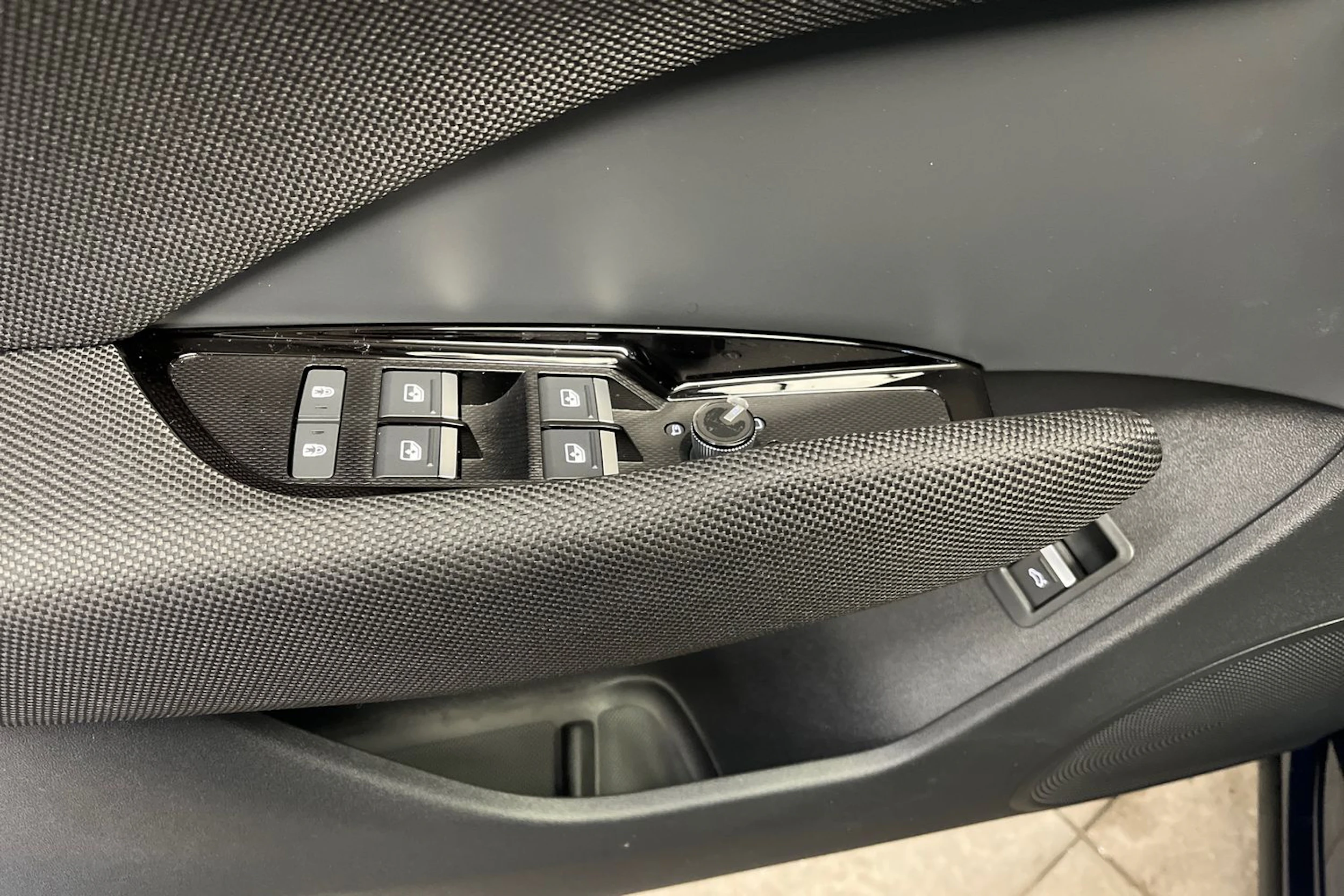 navarra sininen Audi Q3 2026 kuva 13.