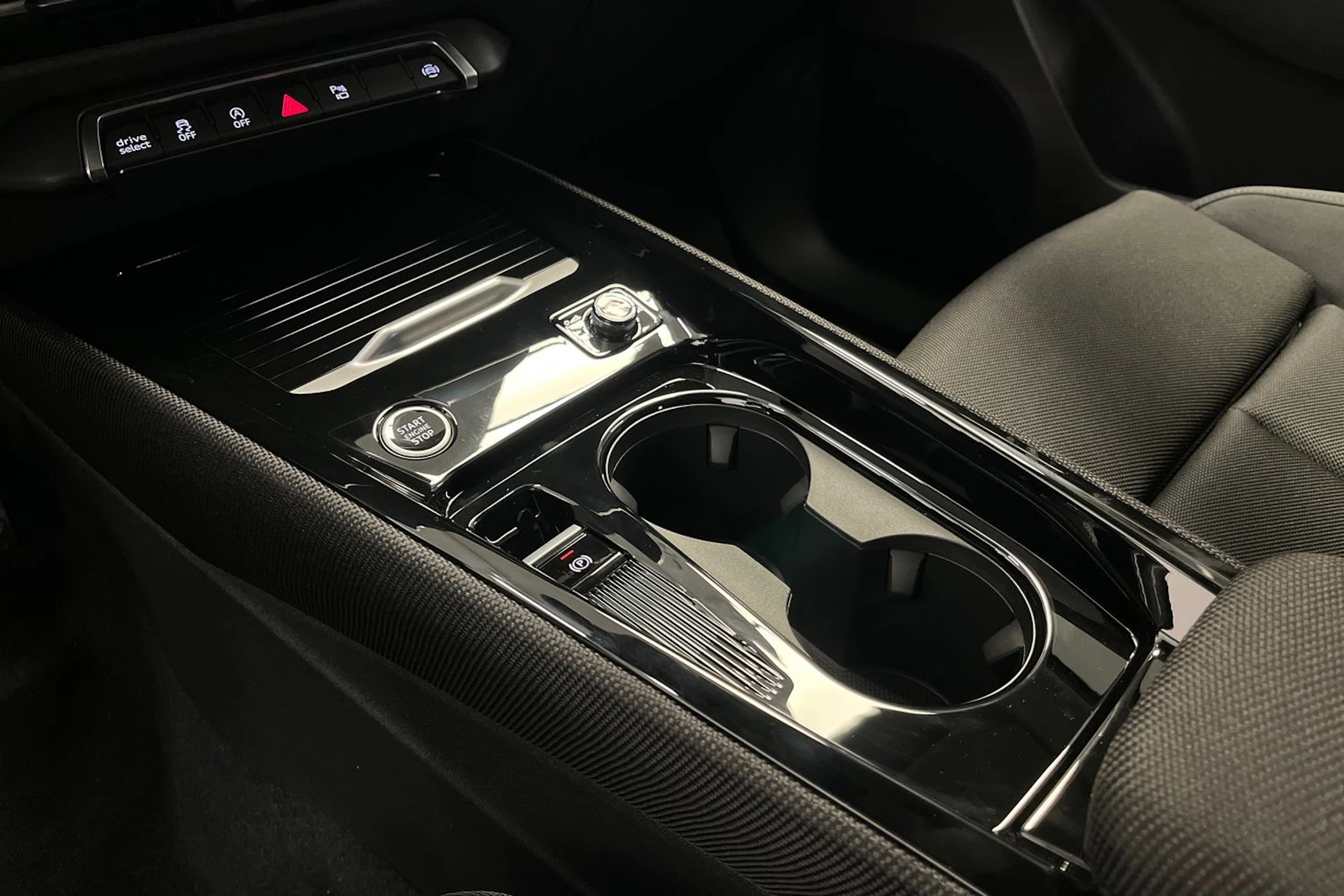 navarra sininen Audi Q3 2026 kuva 19.