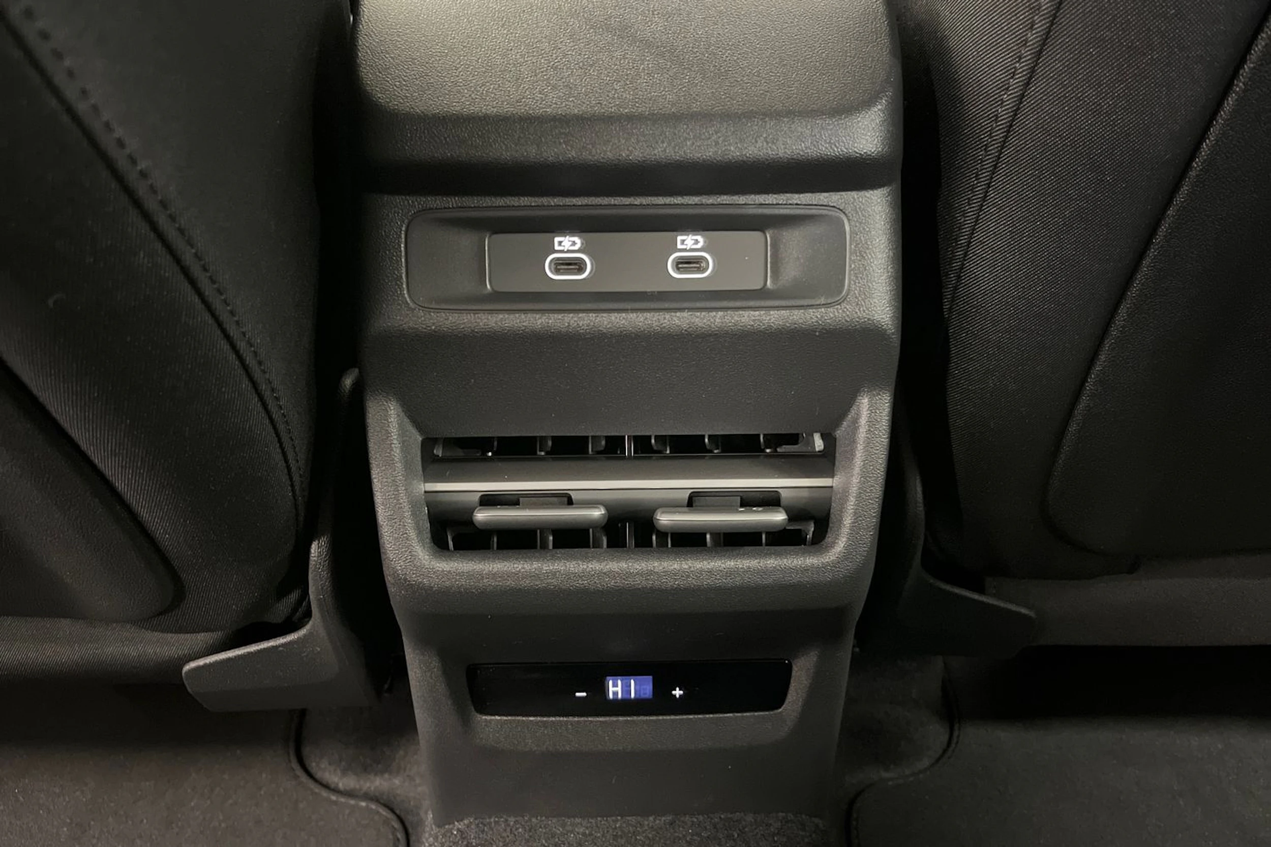 navarra sininen Audi Q3 2026 kuva 22.