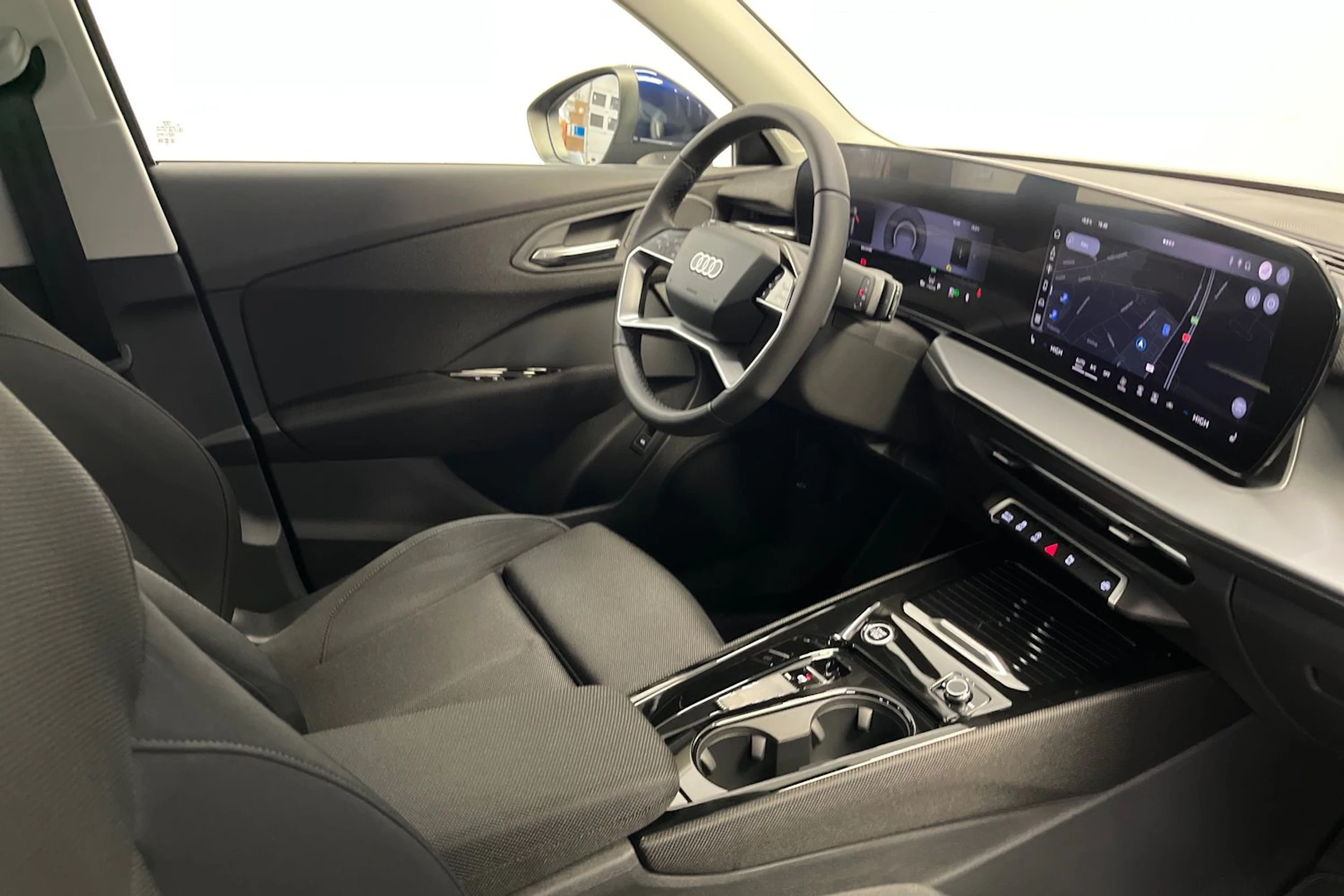 navarra sininen Audi Q3 2026 kuva 23.