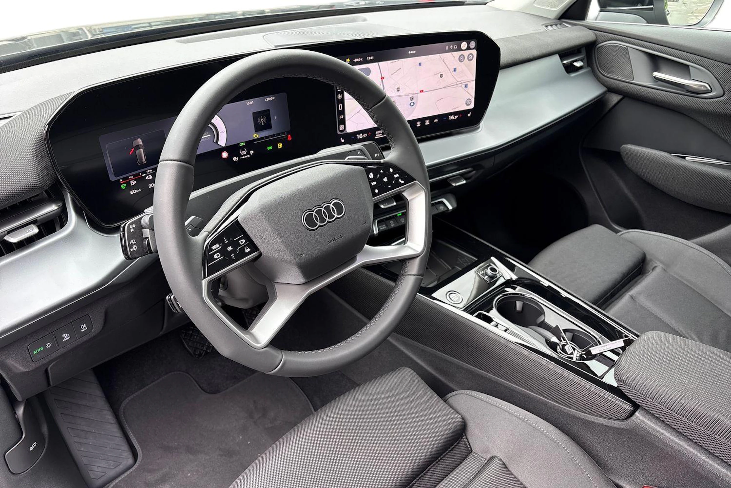 musta Audi Q3 2026 kuva 6.