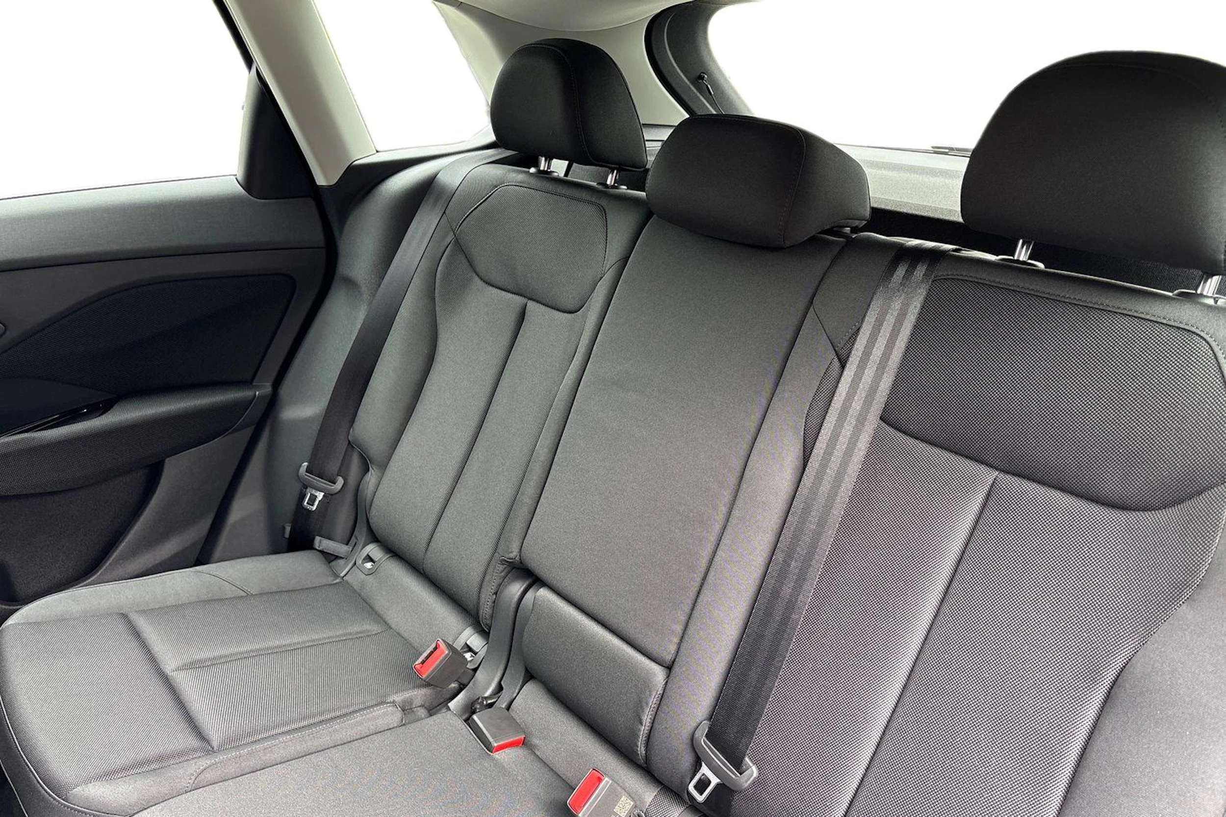 musta Audi Q3 2026 kuva 8.